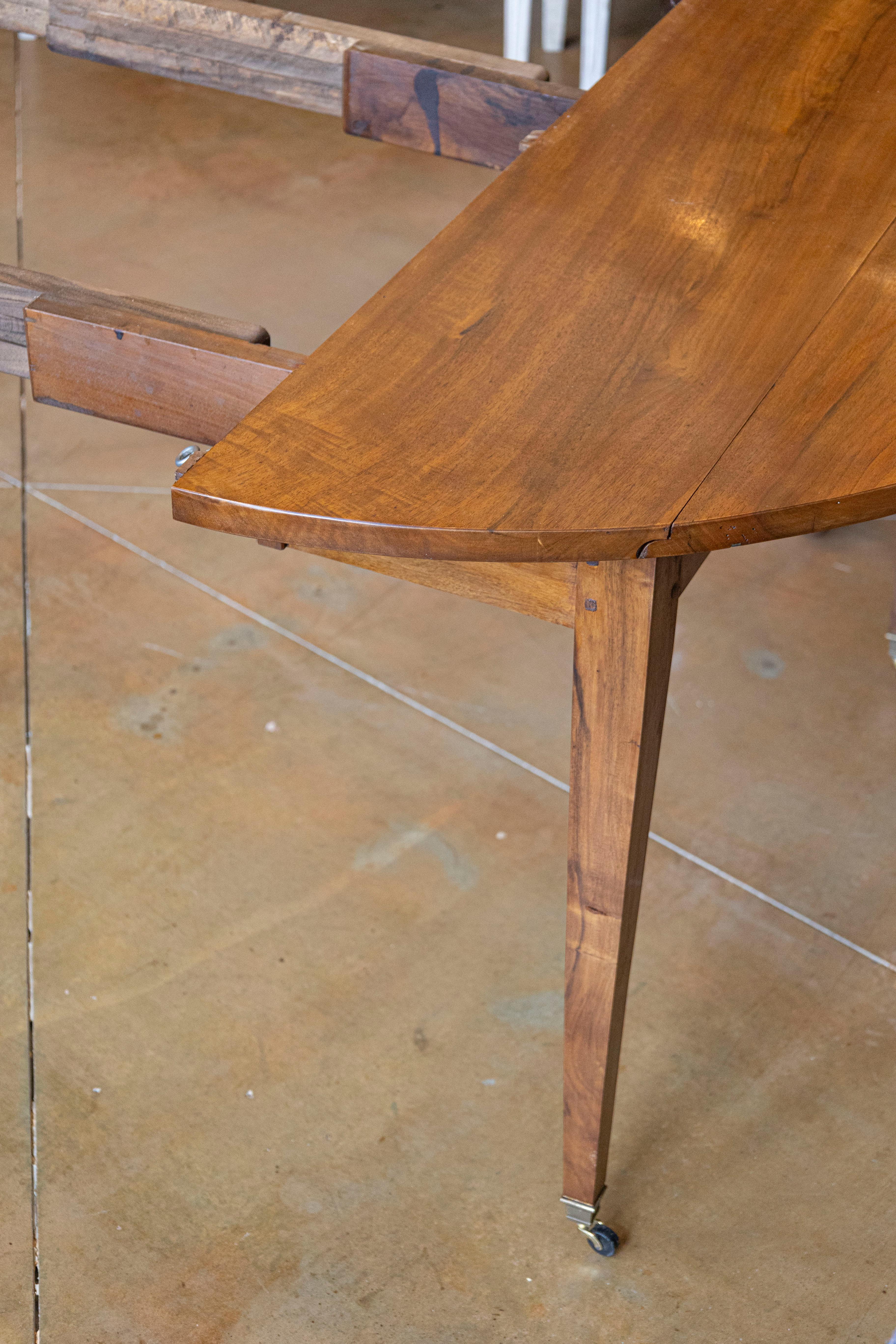 Mesa de comedor extensible francesa del siglo XX Nogal en venta