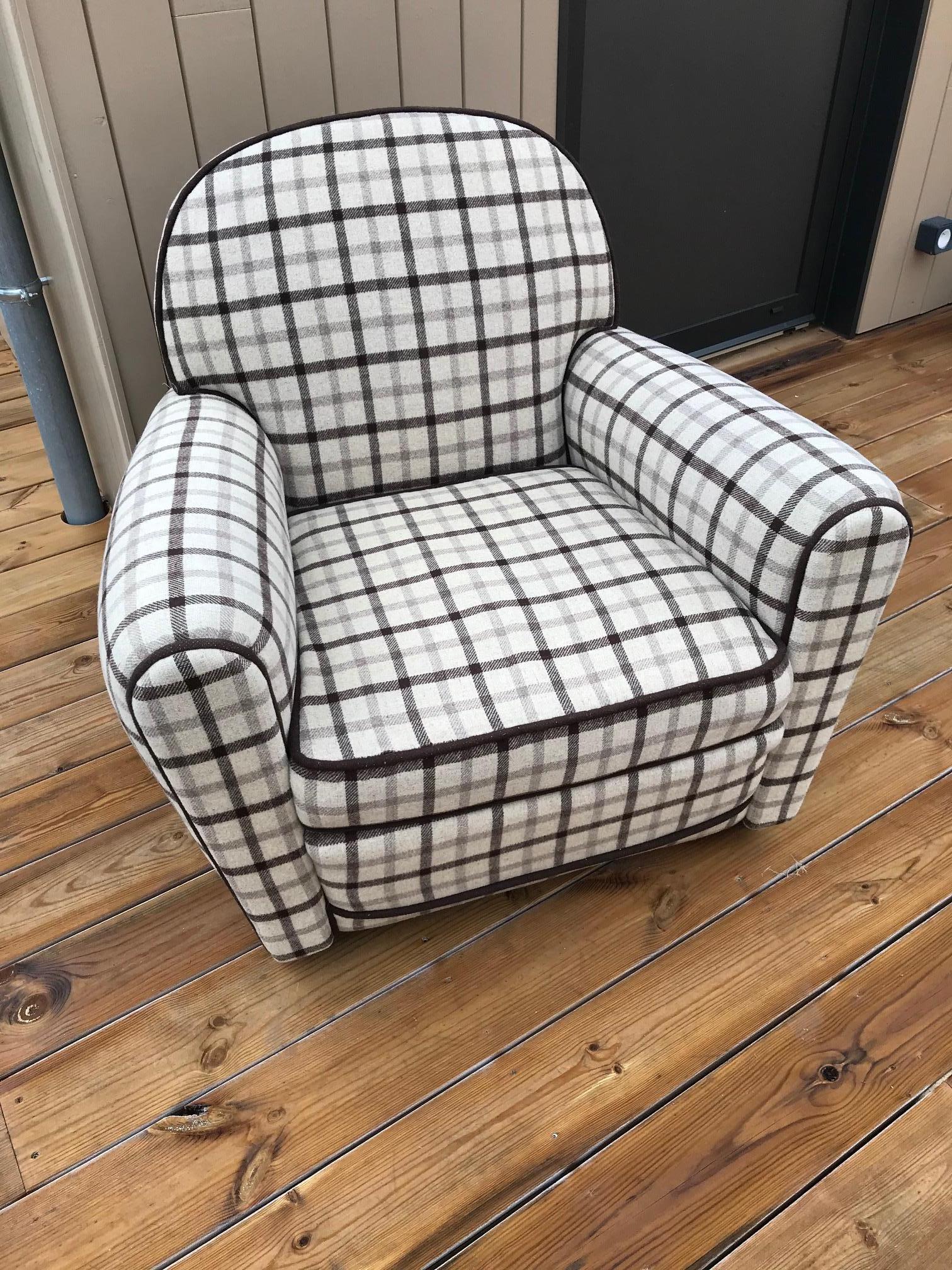 Beautiful 20th century French checked fabric club armchair.
Seating cushion removable. Very comfortable armchair.
 