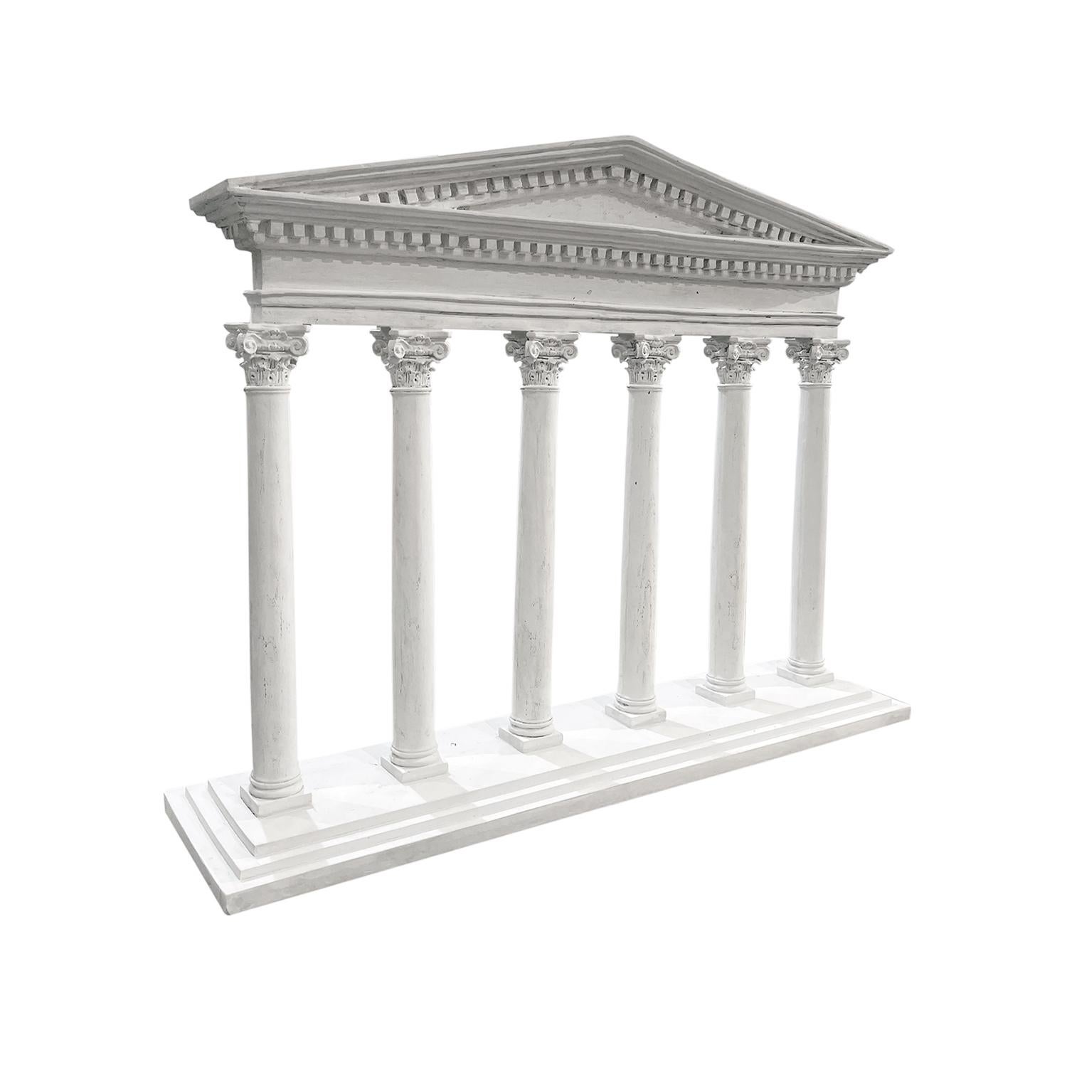 Cette maquette architecturale vintage d'un temple romain antique avec des chapiteaux corinthiens est réalisée à la main en plâtre français. Le modèle représente la façade d'un temple classique avec des colonnes, des chapiteaux et un fronton