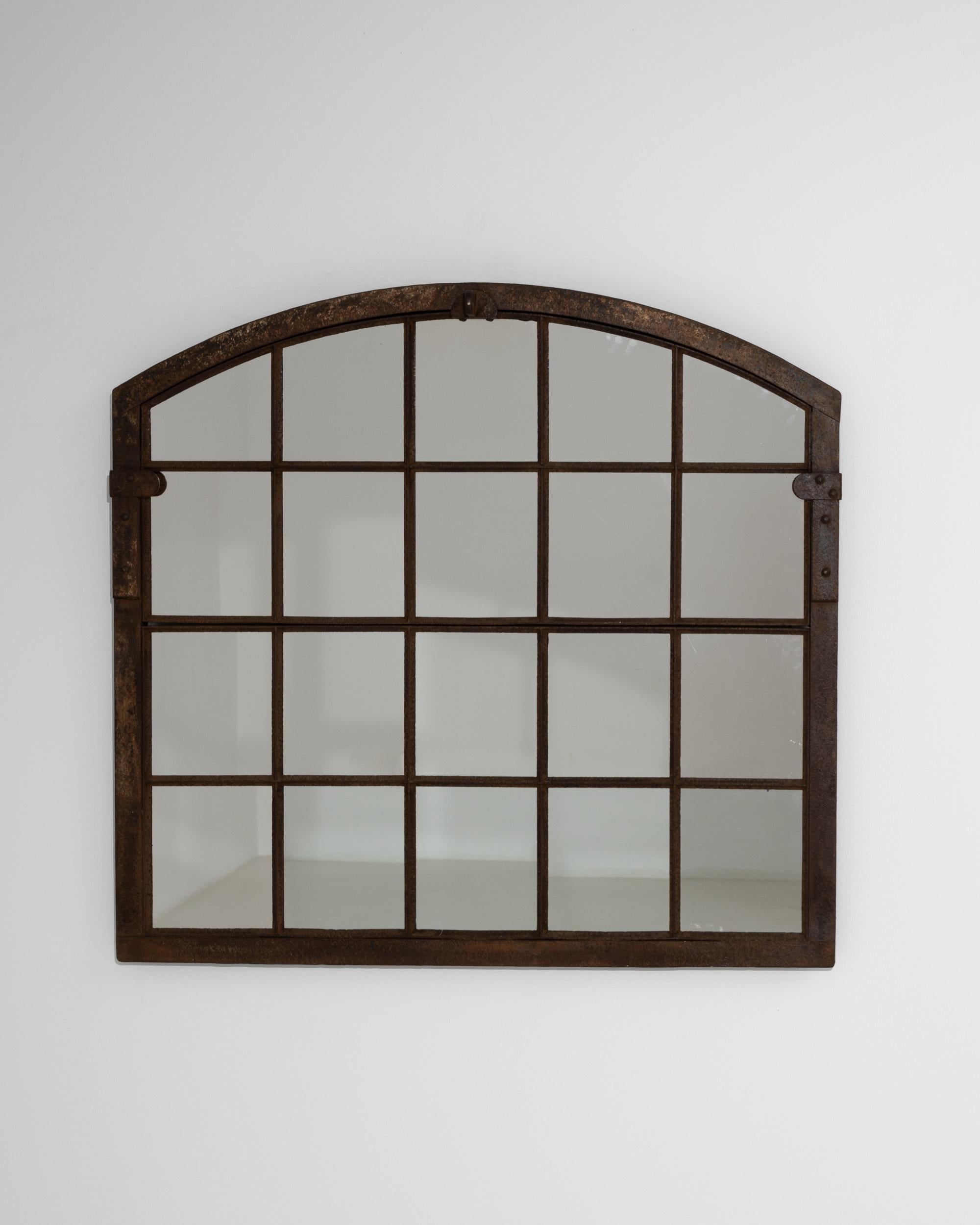 Utilizado originalmente en una fábrica, el generoso tamaño y la simplicidad despojada de este espejo vintage lo convierten en un acento industrial único. Fabricada en Francia en el siglo XX, su forma cuadriculada imita una ventana con parteluz,