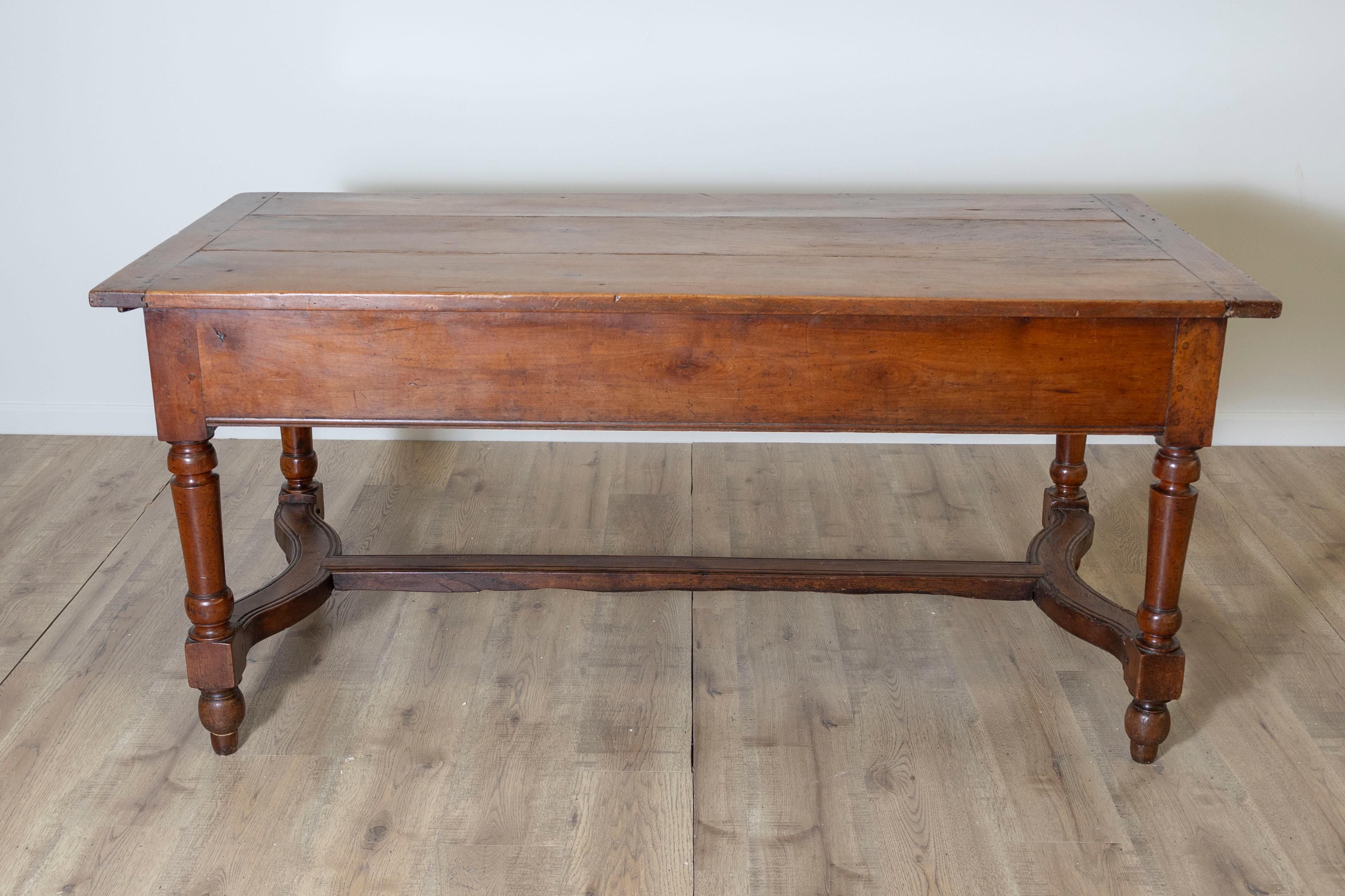 Cette table de ferme française du XXe siècle présente un charme rustique et une fonctionnalité intemporelle, ce qui en fait un complément parfait à tout espace de salle à manger ou de cuisine. Fabriquée en bois massif, probablement en chêne ou en