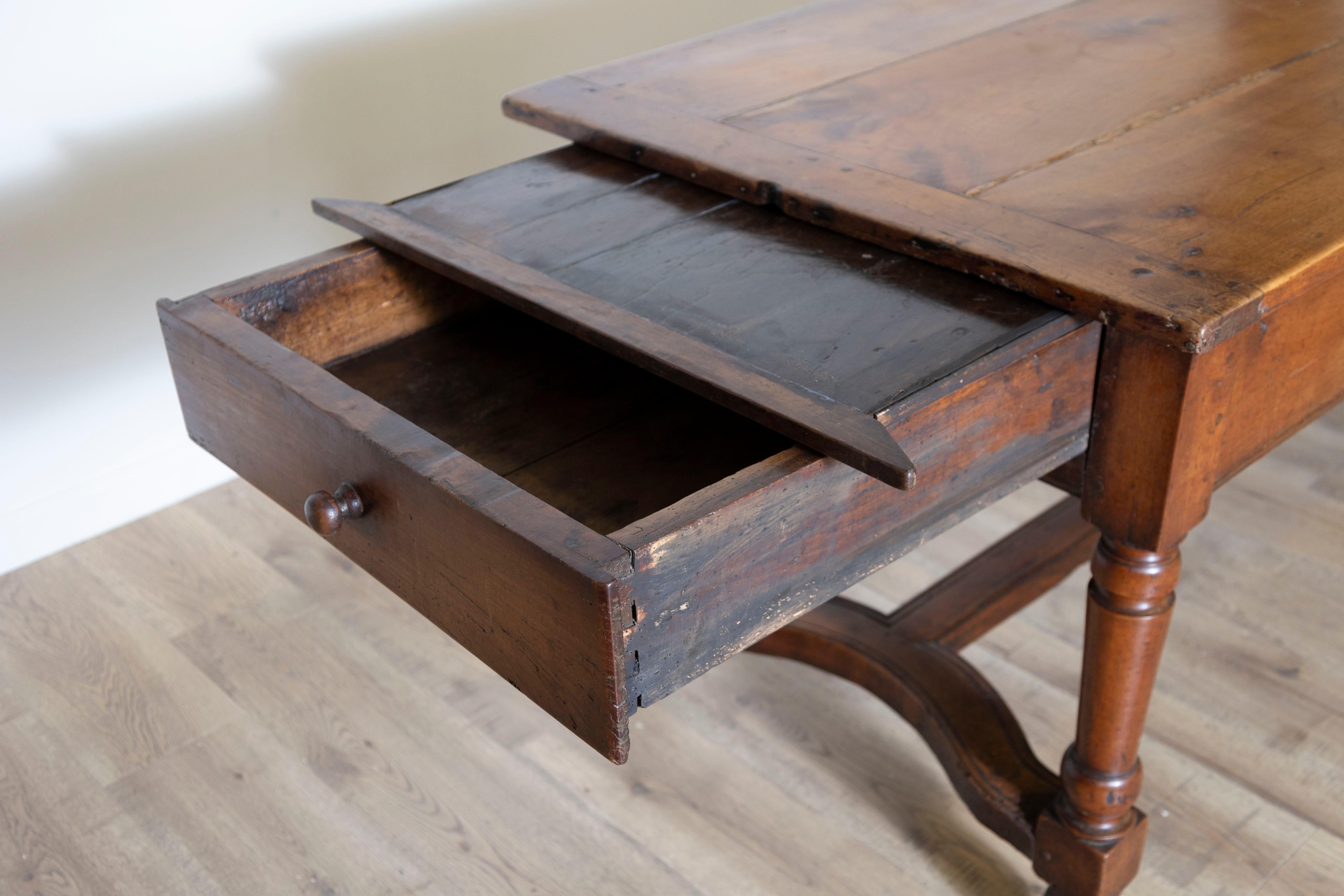Table de ferme française du 20e siècle Bon état - En vente à Atlanta, GA