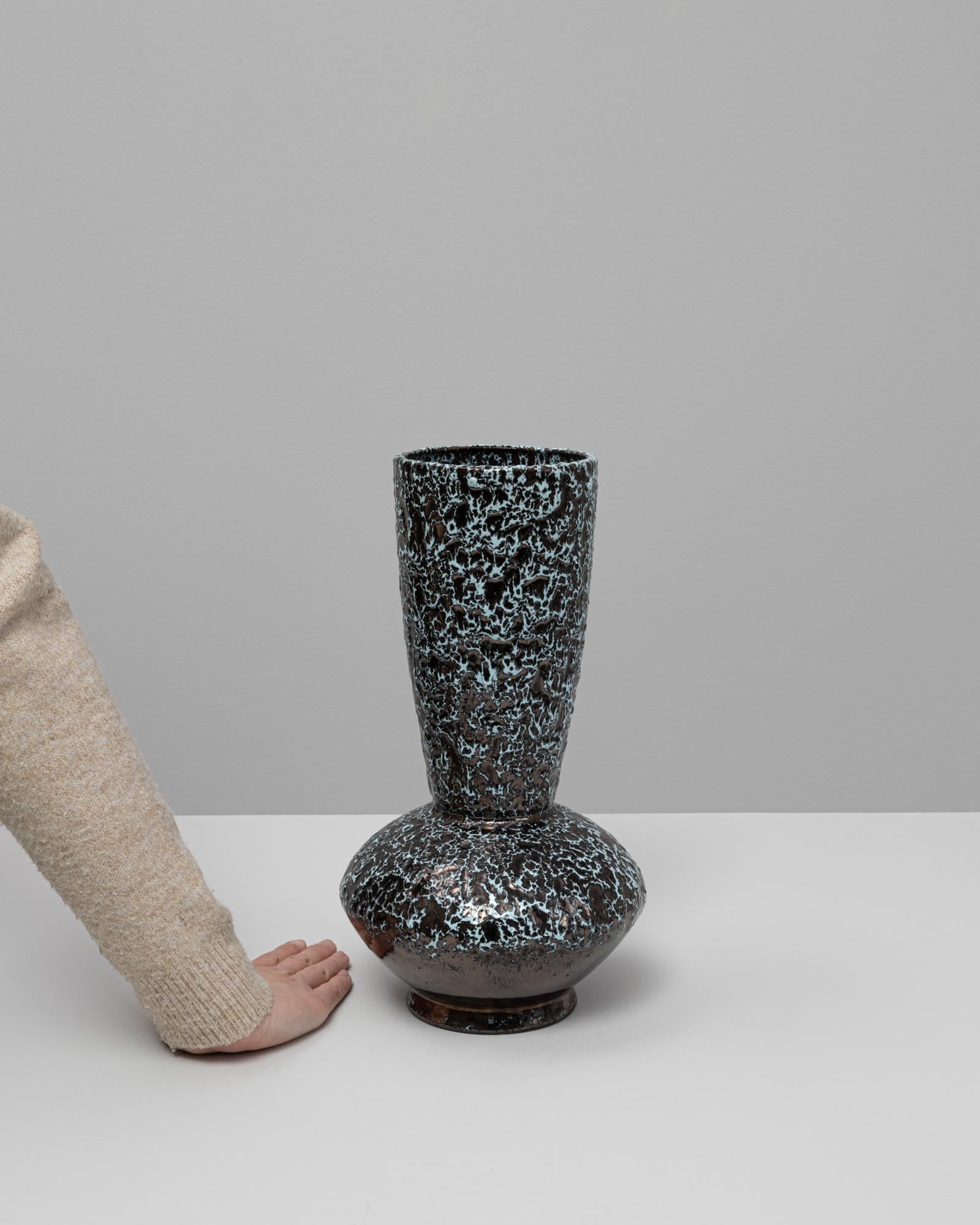 Vaso in ceramica lava grassa francese del XX secolo In condizioni buone in vendita a High Point, NC