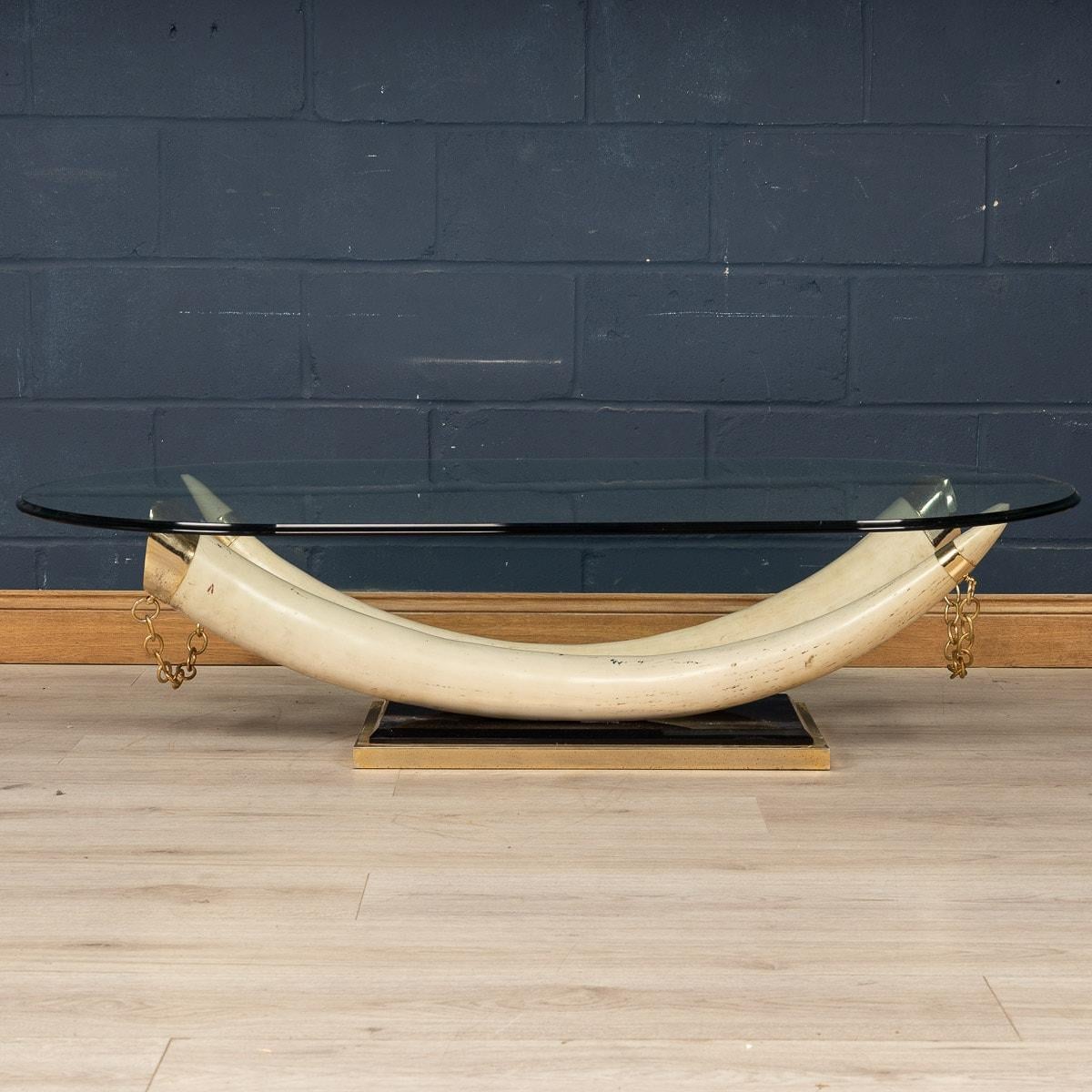 20ième siècle Table basse française du 20e siècle en fausse bosse, vers 1970 en vente
