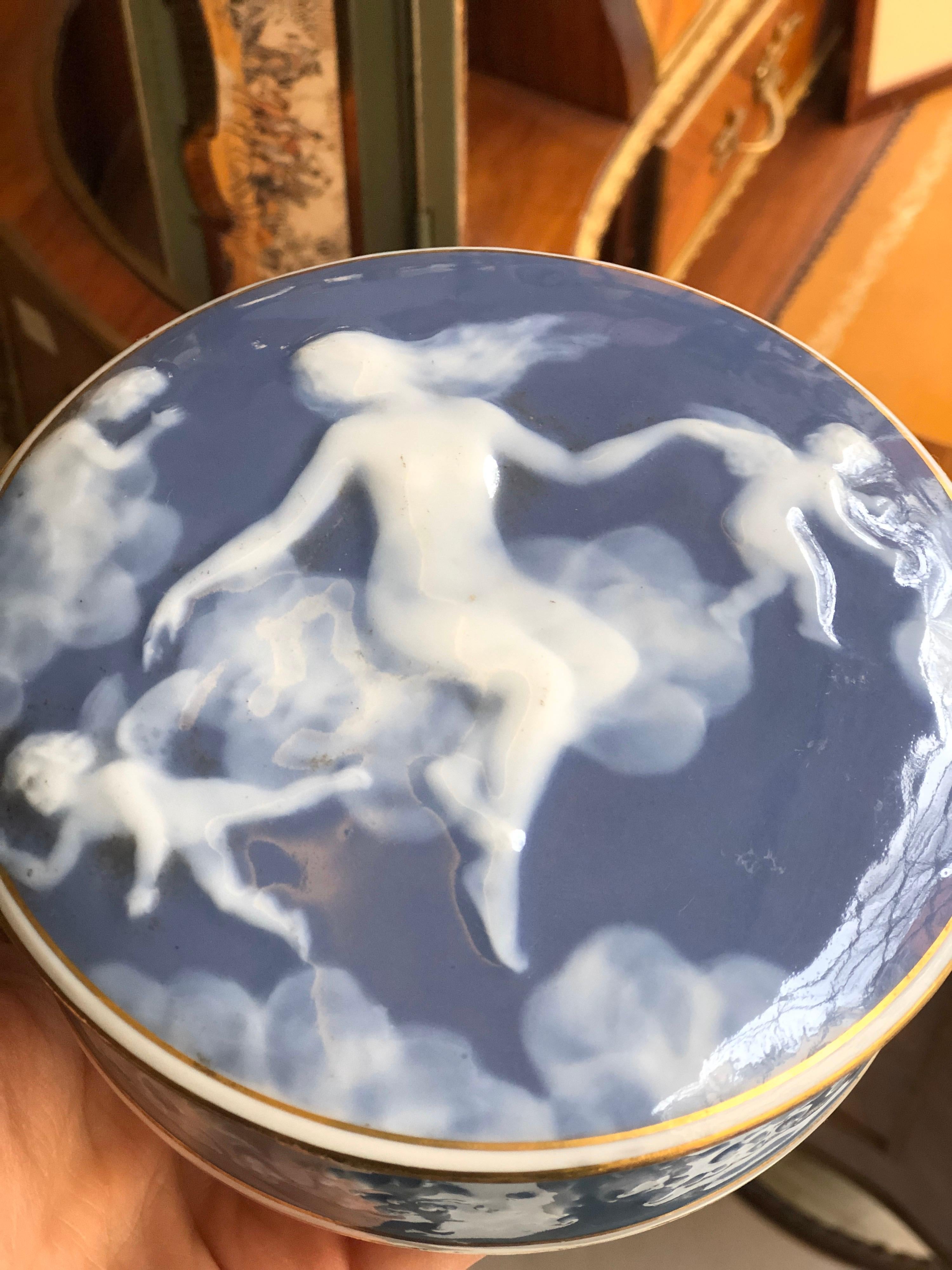 boîte à Chocolat en Porcelaine Fine Bleue du 20ème siècle par Limoge Signé Leroux en vente 3