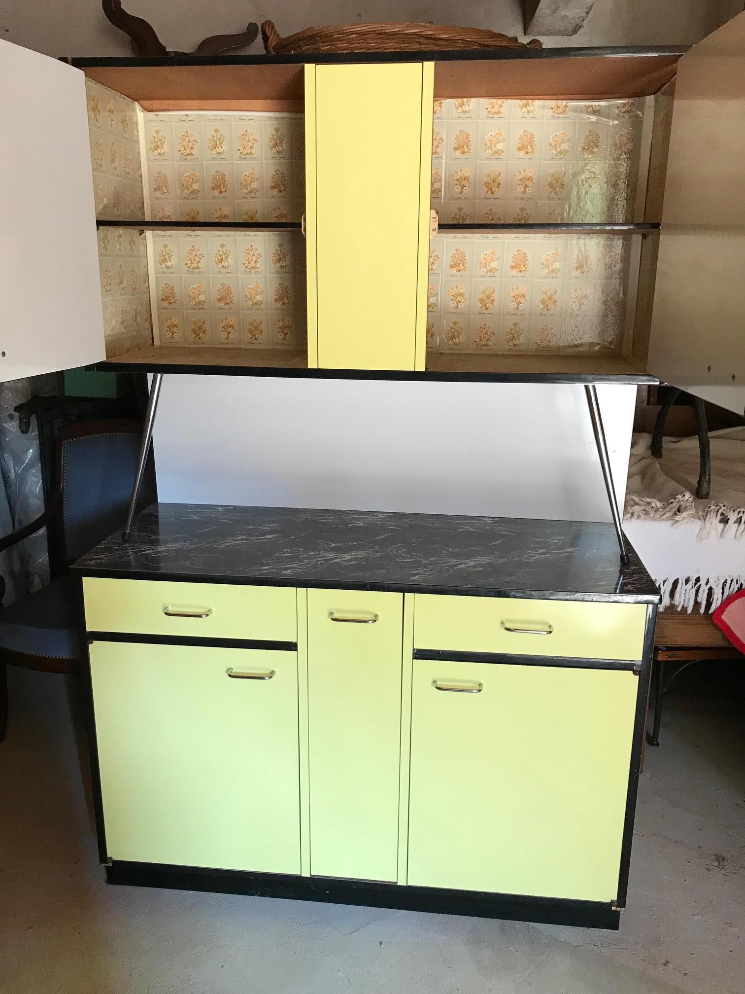 20th Century French Formica Yellow Kitchen Buffet, 1970s In Good Condition In LEGNY, FR