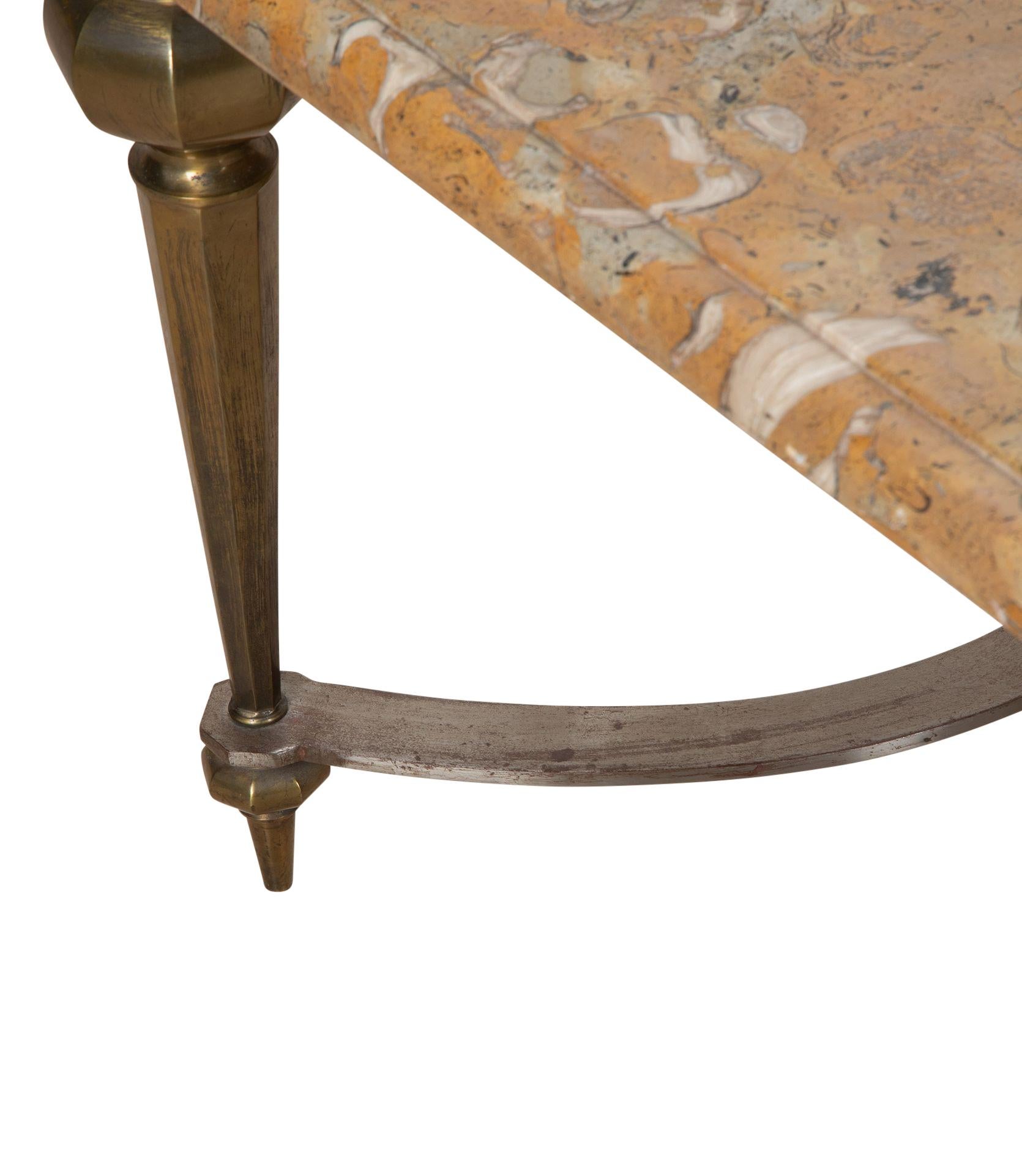Mesa de centro francesa del siglo XX con tapa de mármol fosilizado en venta 5