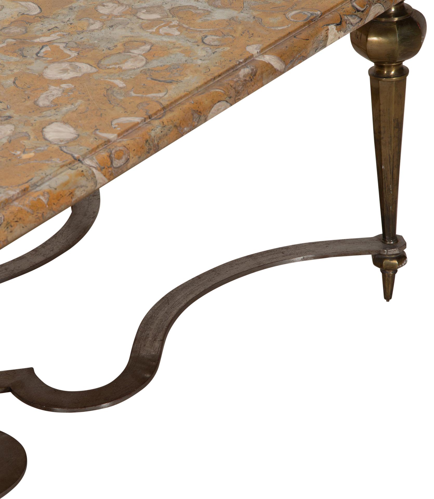 Mesa de centro francesa del siglo XX con tapa de mármol fosilizado en venta 2