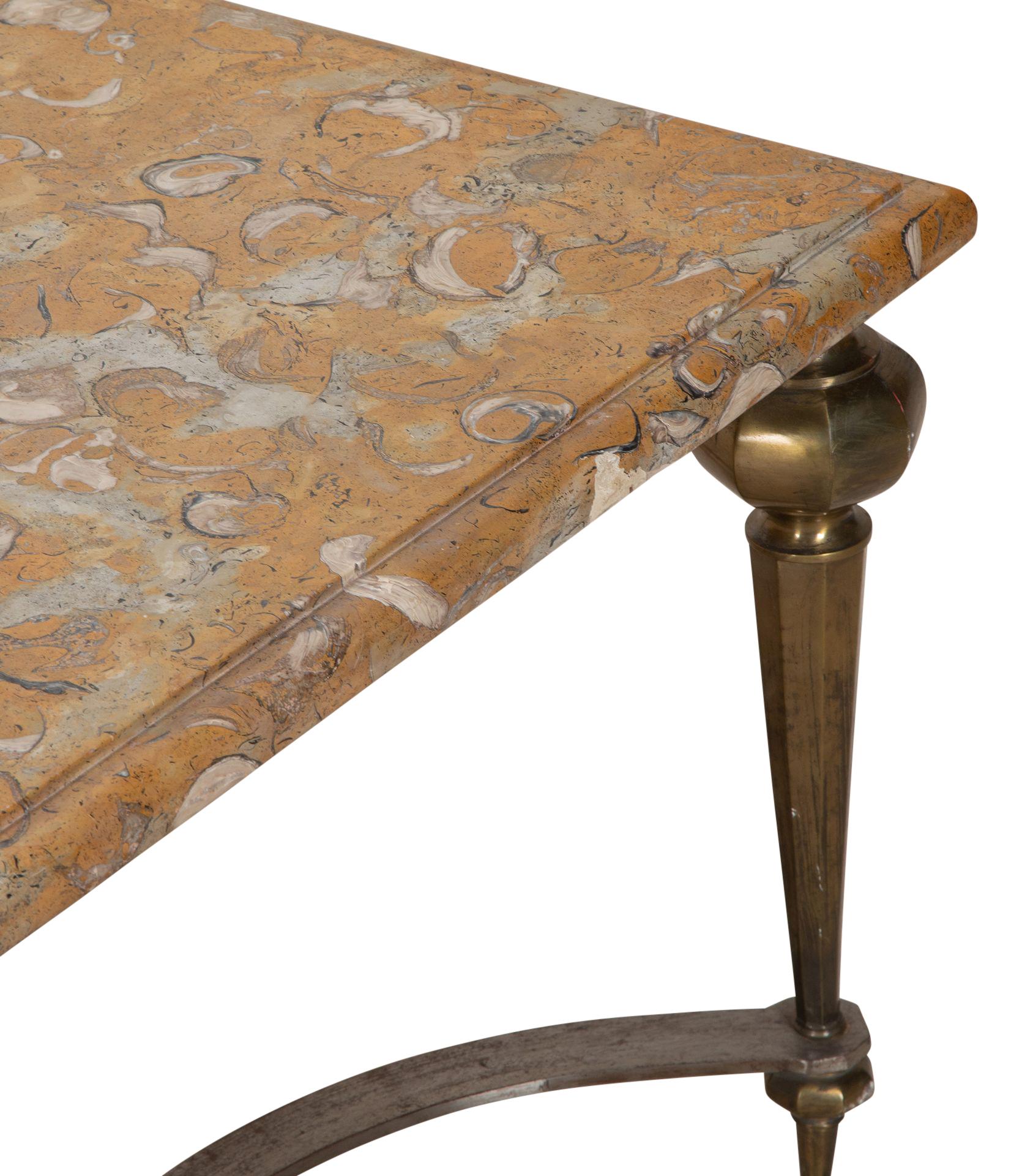 Mesa de centro francesa del siglo XX con tapa de mármol fosilizado en venta 3