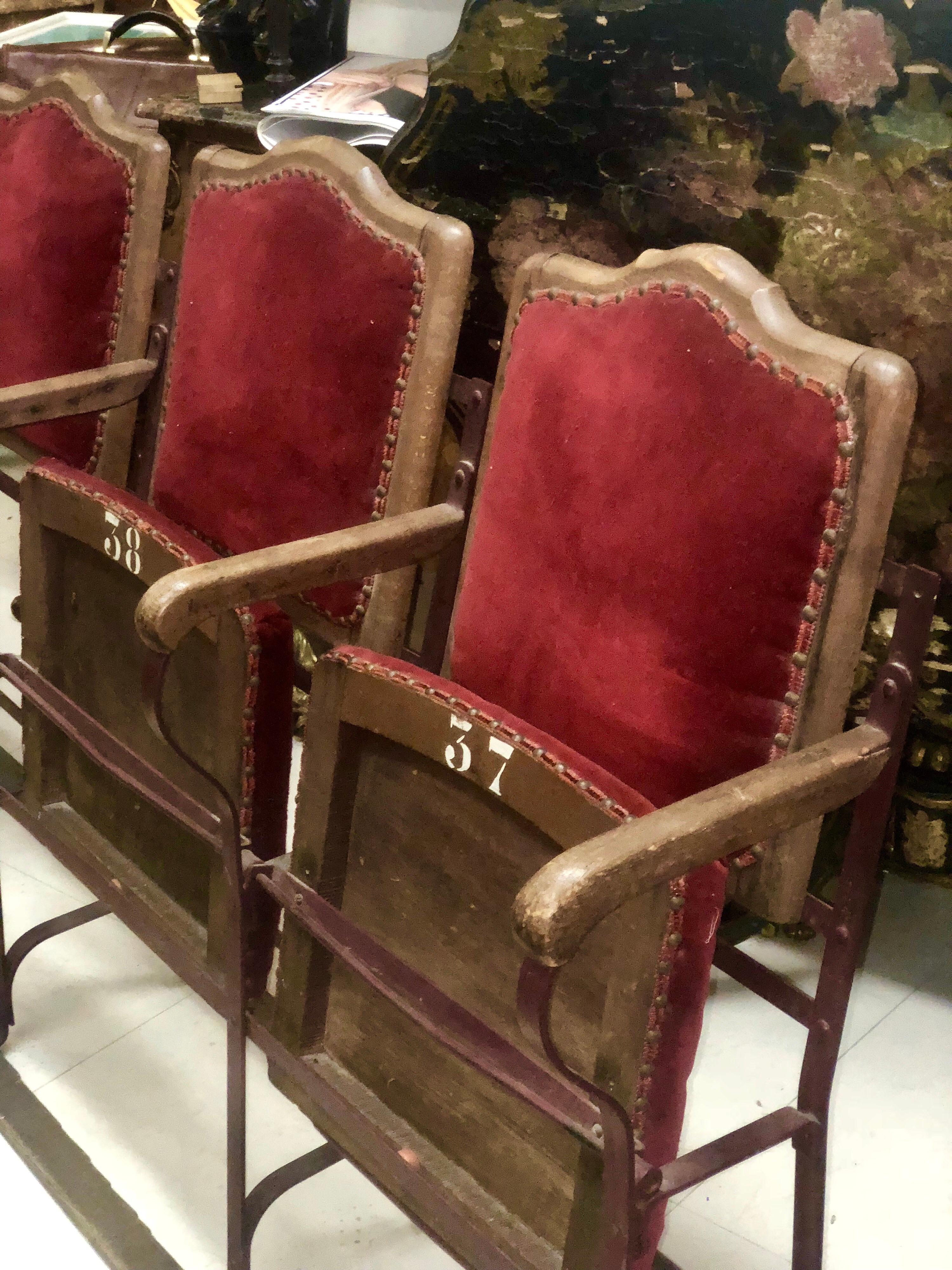 Französische viersitzige Kinosessel aus Holz und Metall aus rotem Samt, 20. Jahrhundert im Zustand „Gut“ in Sofia, BG
