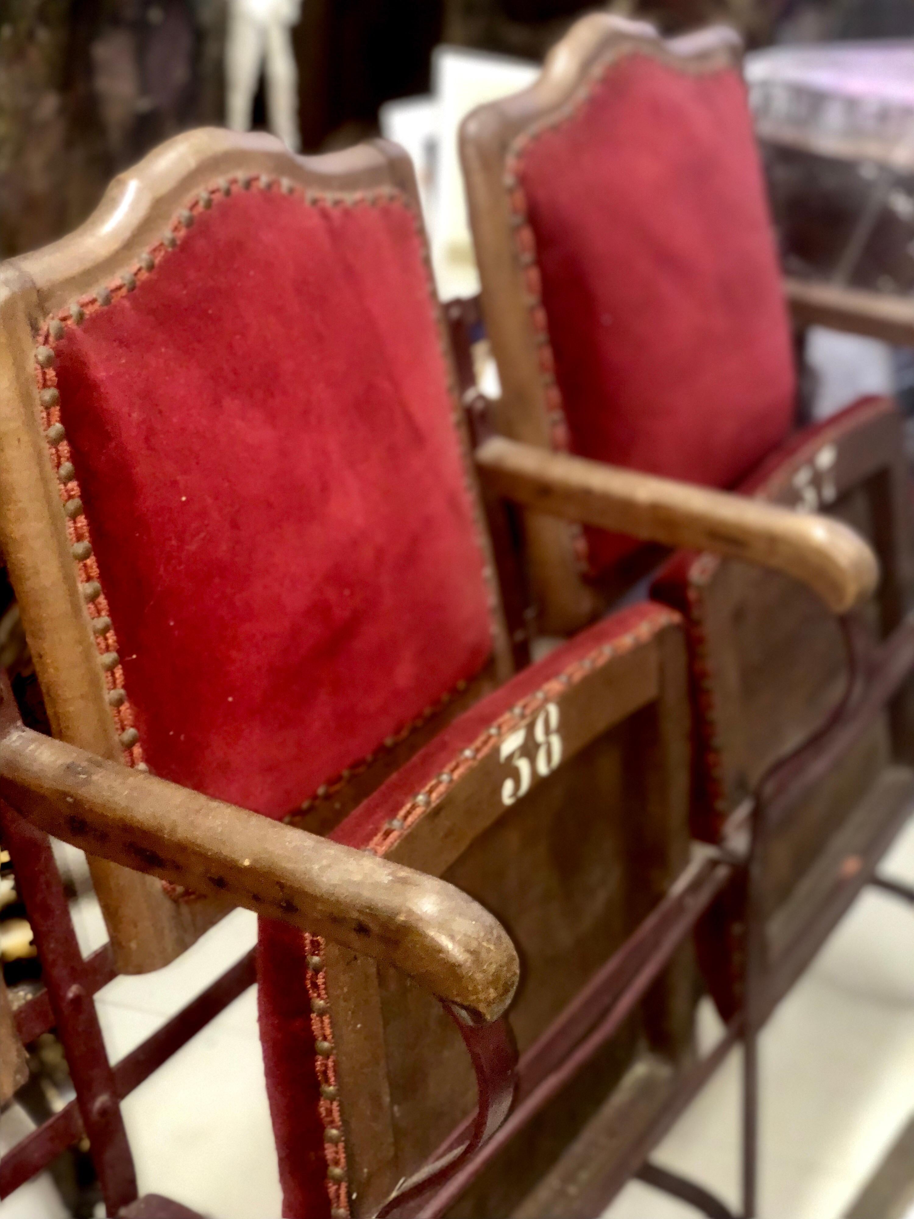 Französische viersitzige Kinosessel aus Holz und Metall aus rotem Samt, 20. Jahrhundert 1