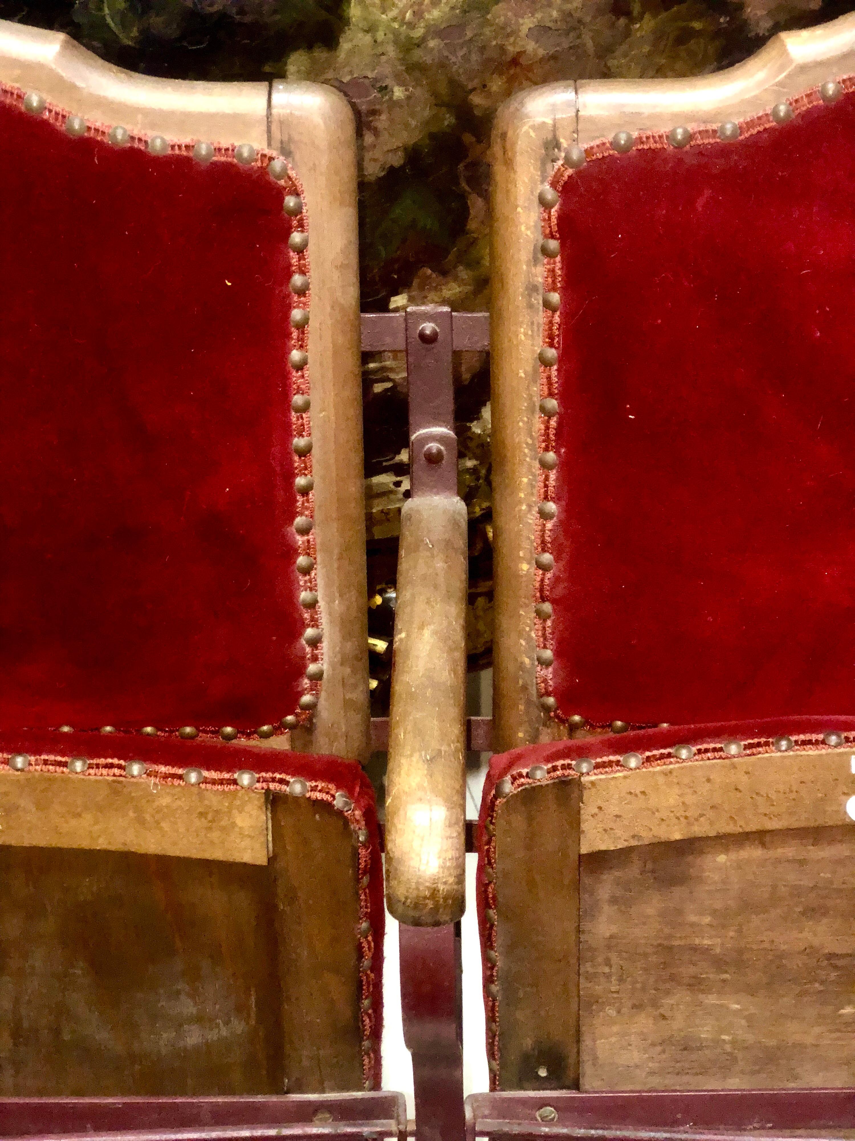 Französische viersitzige Kinosessel aus Holz und Metall aus rotem Samt, 20. Jahrhundert 4