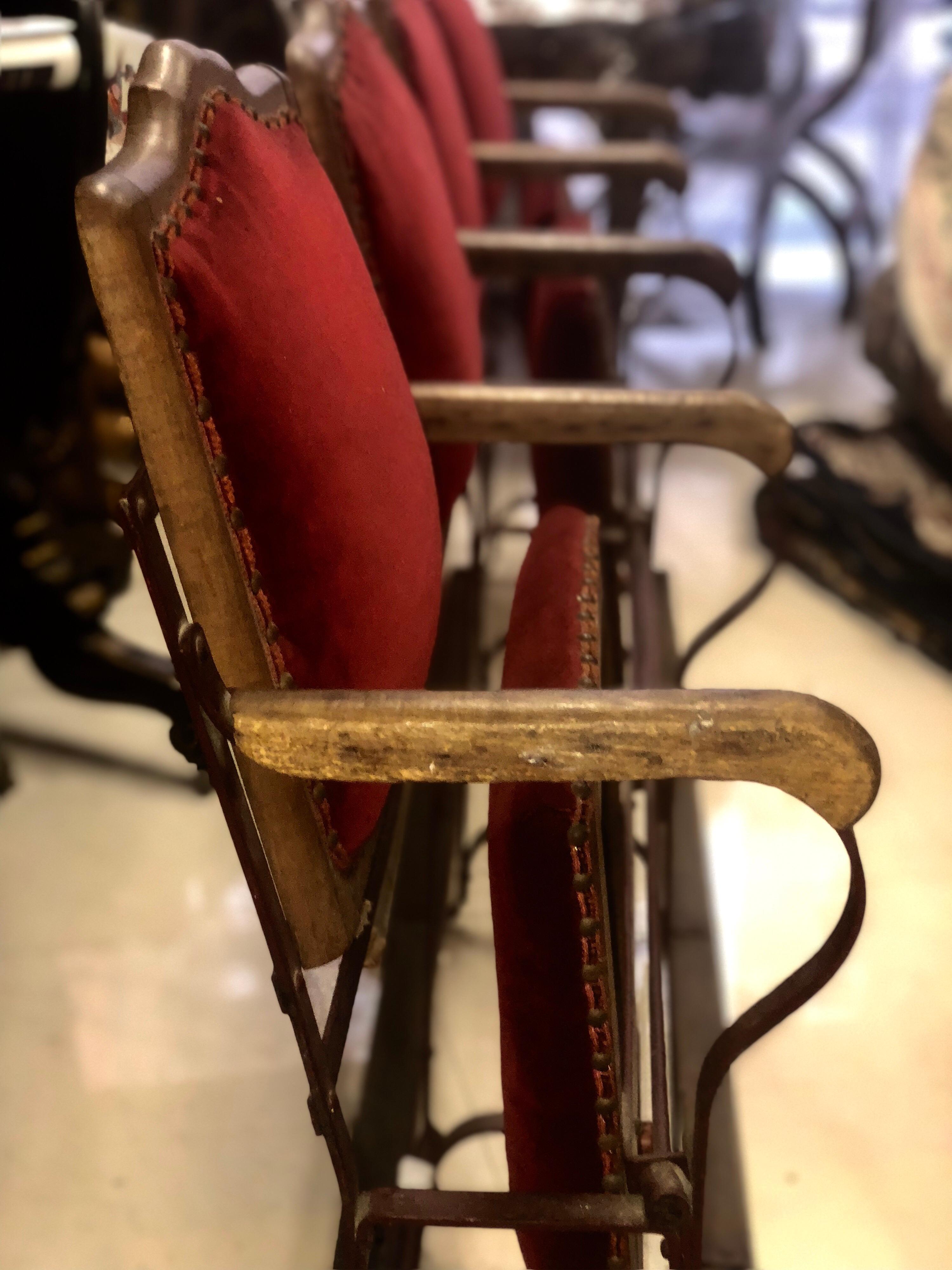Französische viersitzige Kinosessel aus Holz und Metall aus rotem Samt, 20. Jahrhundert 5