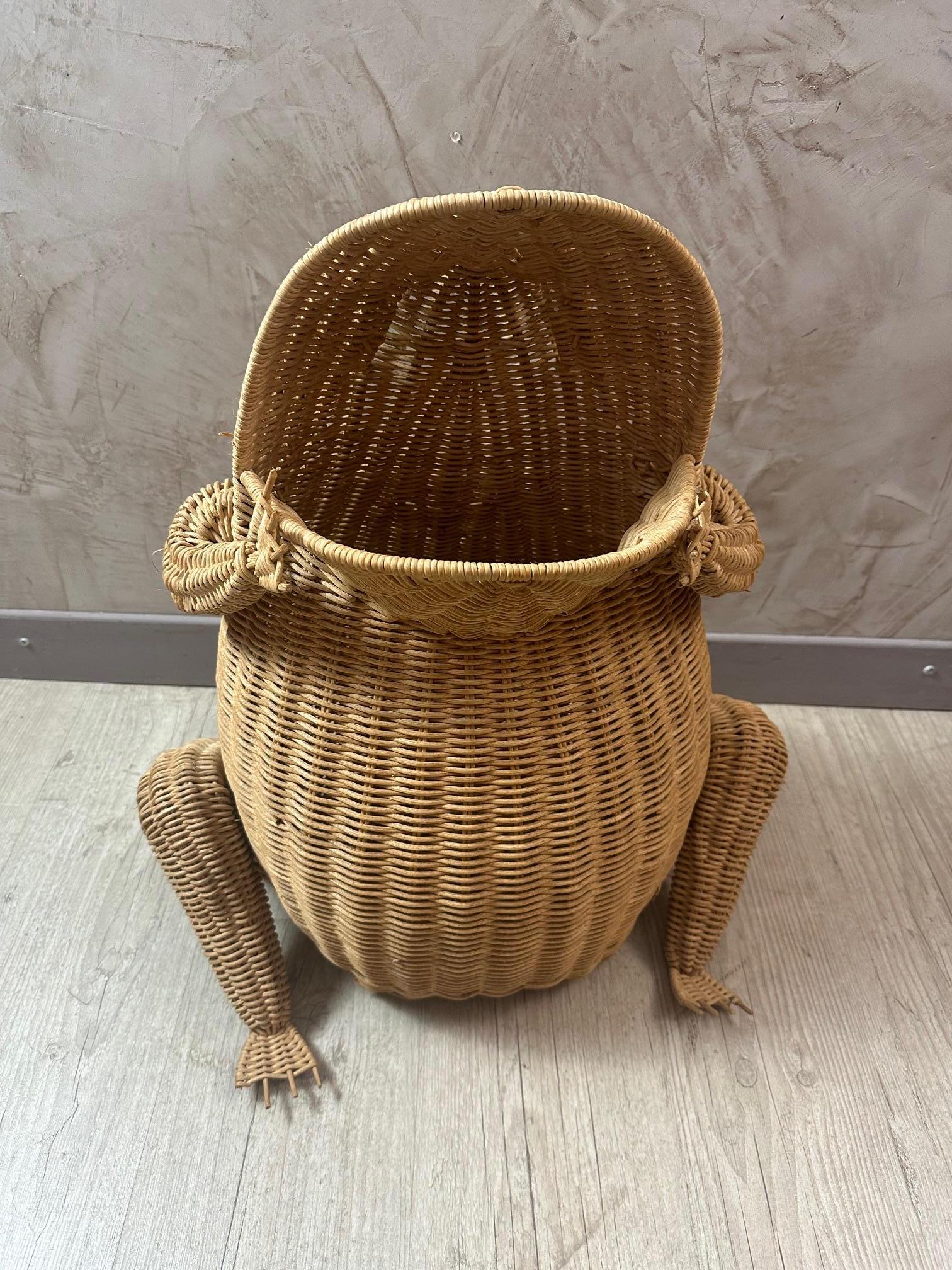 Very nice wicker basket in the shape of a frog designed by Olivier Cajan in the 70s. French Designer. 
The eyes are green glass beads.
Missing a scratch on one leg consistent with age and use, the general condition is good.
Ideal as a basket for a