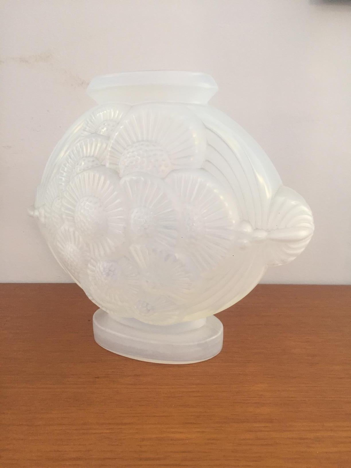 Very nice 20th century French frosted flowers Art Deco Eitling France (signed under) vase from the 1930s. White satin glass. Original shape. Ideal for a small flowers bouquet.
Not broken. Good condition.