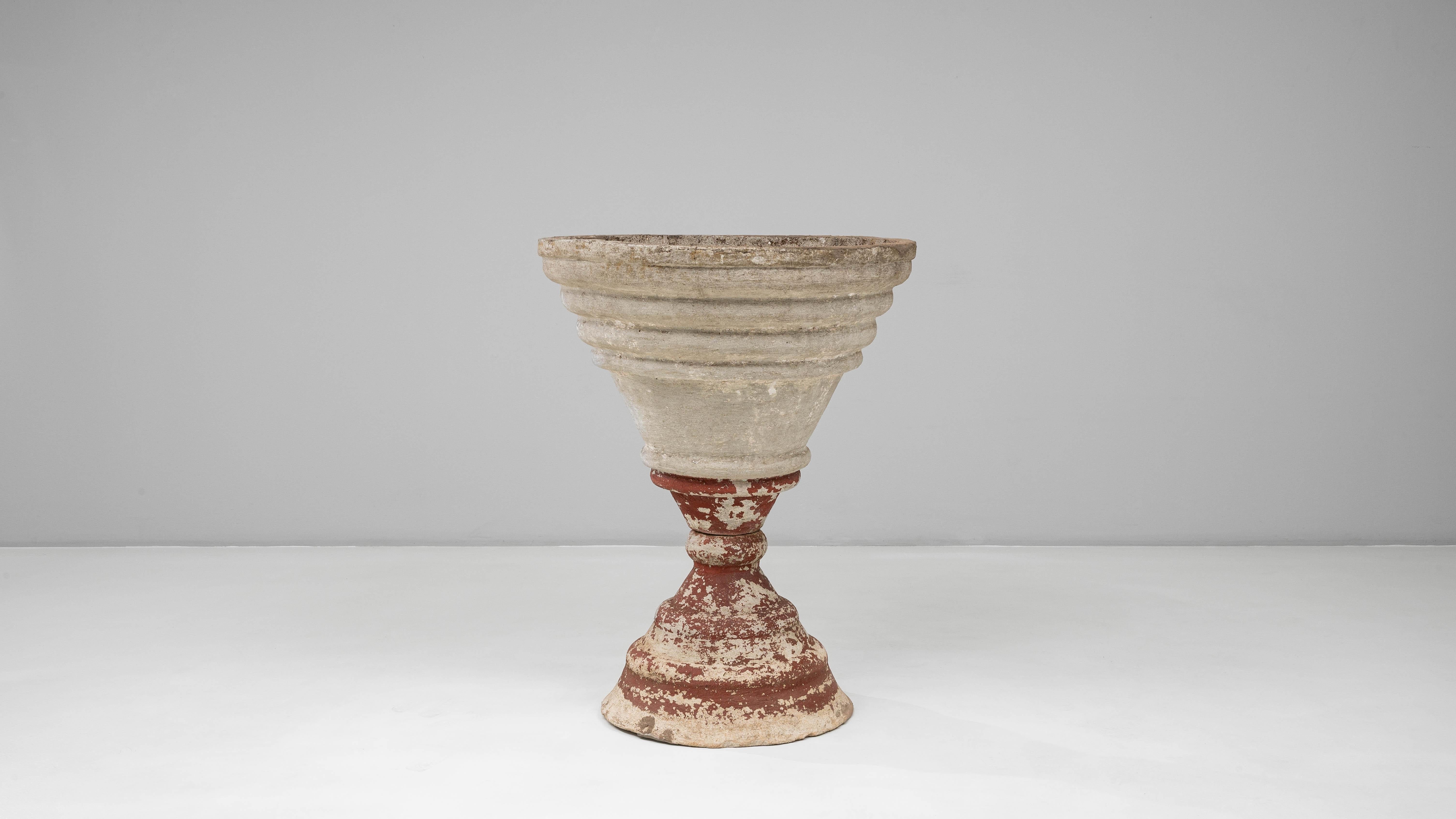 Cette jardinière française en béton en forme d'entonnoir du 20e siècle présente une silhouette sculpturale audacieuse avec une forte présence architecturale. Sa forme supérieure évasée et nervurée se rétrécit élégamment vers une base plus étroite,