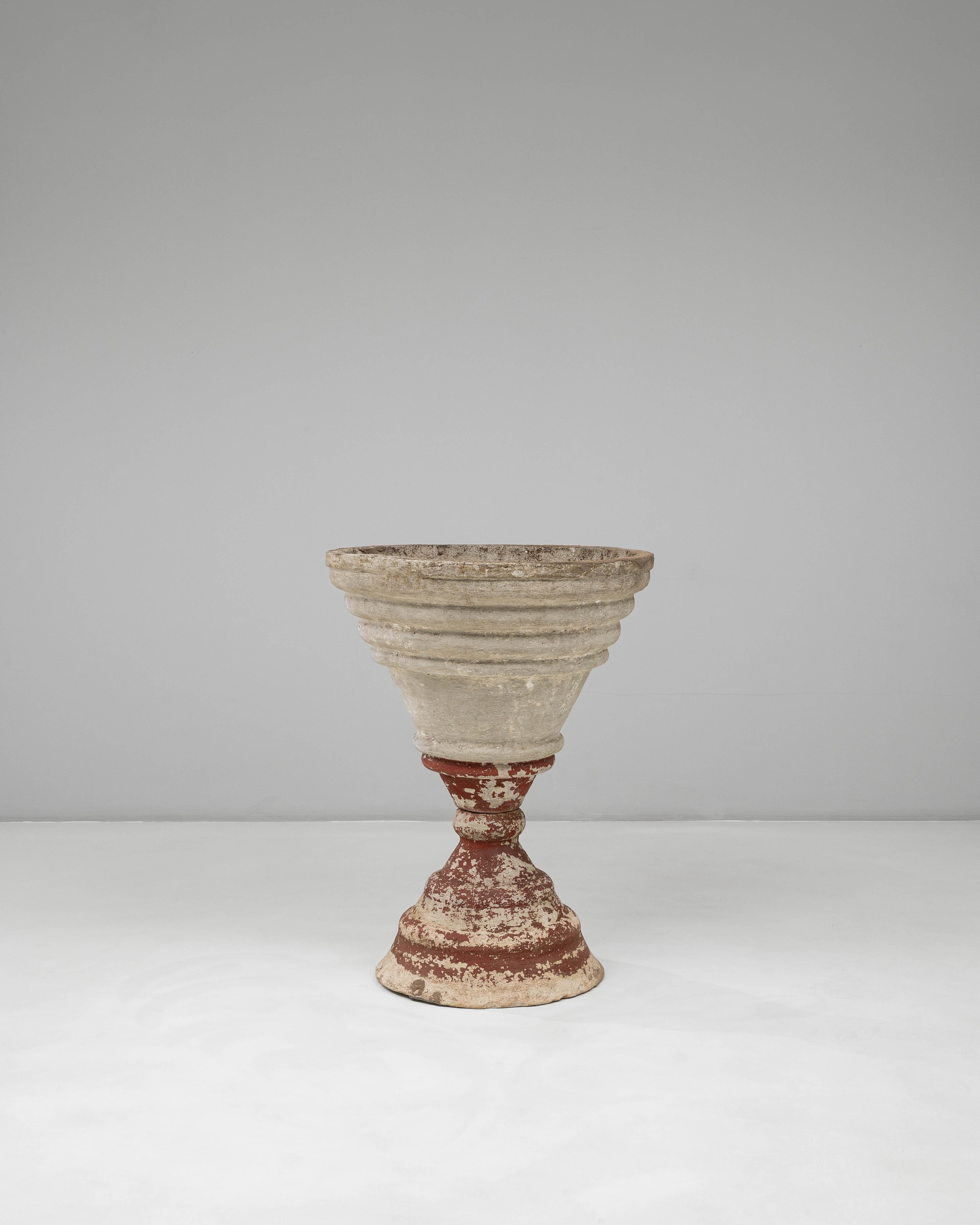 Jardinière en béton en forme d'entonnoir, France, 20e siècle Bon état - En vente à High Point, NC