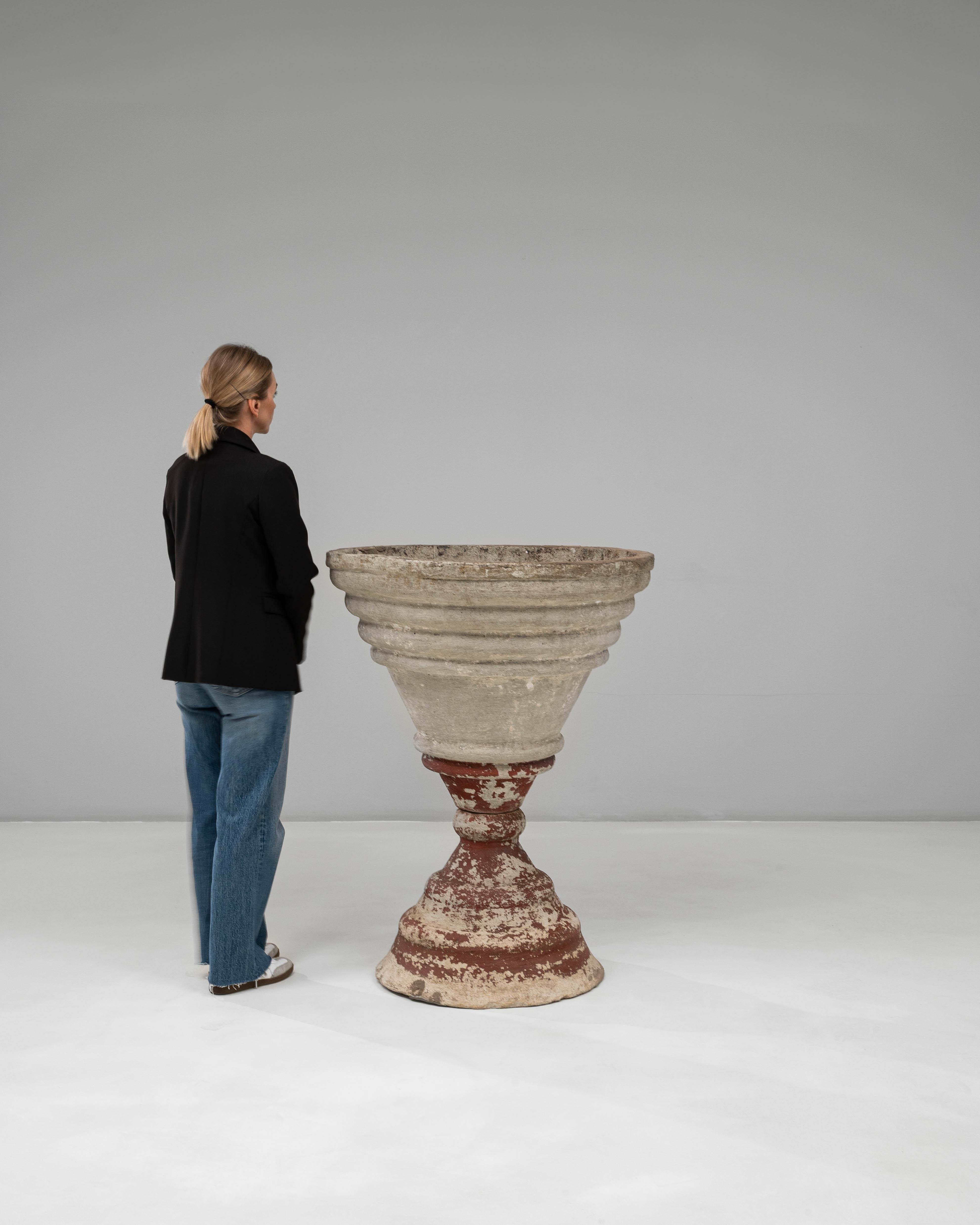 20ième siècle Jardinière en béton en forme d'entonnoir, France, 20e siècle en vente