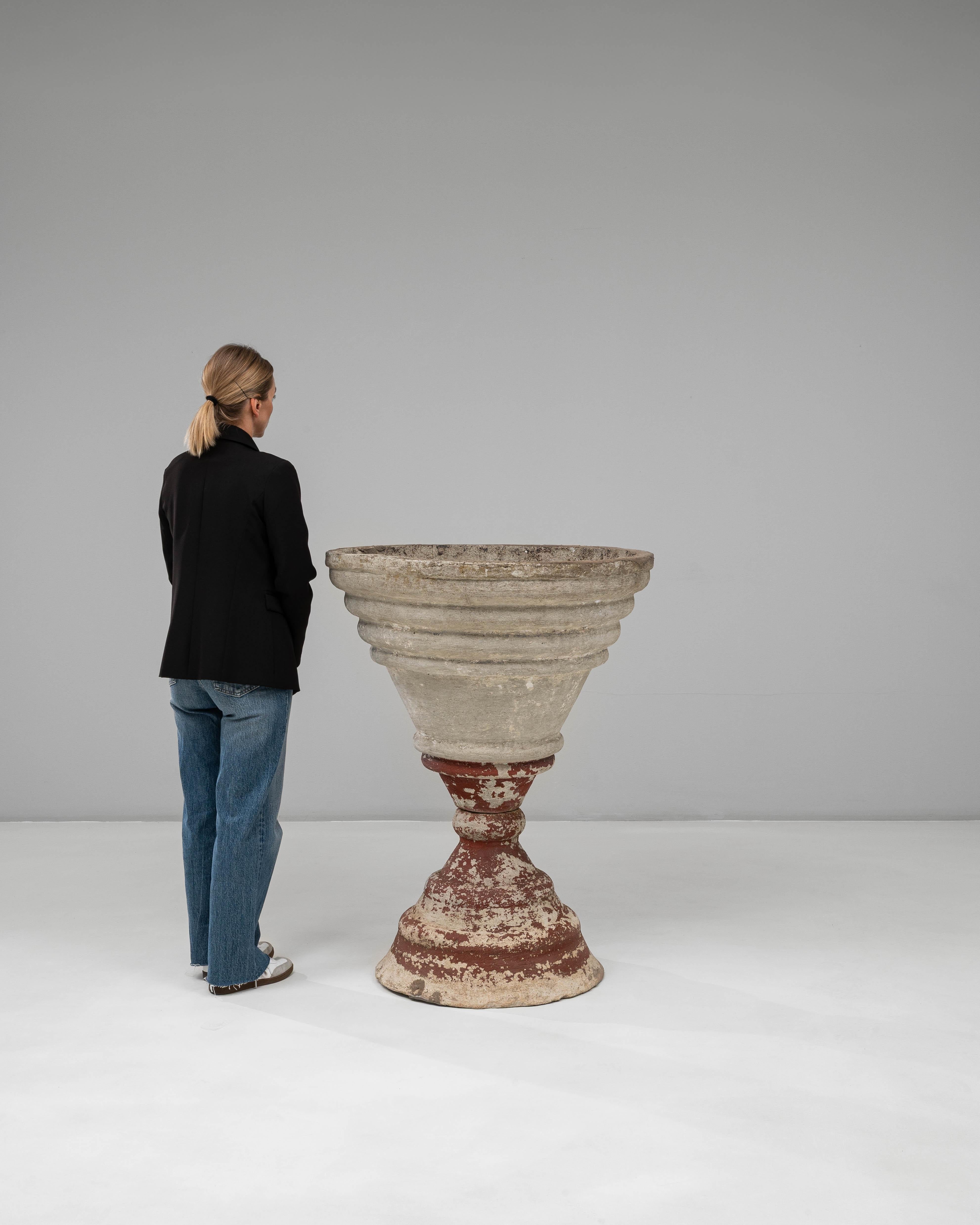 Béton Jardinière en béton en forme d'entonnoir, France, 20e siècle en vente