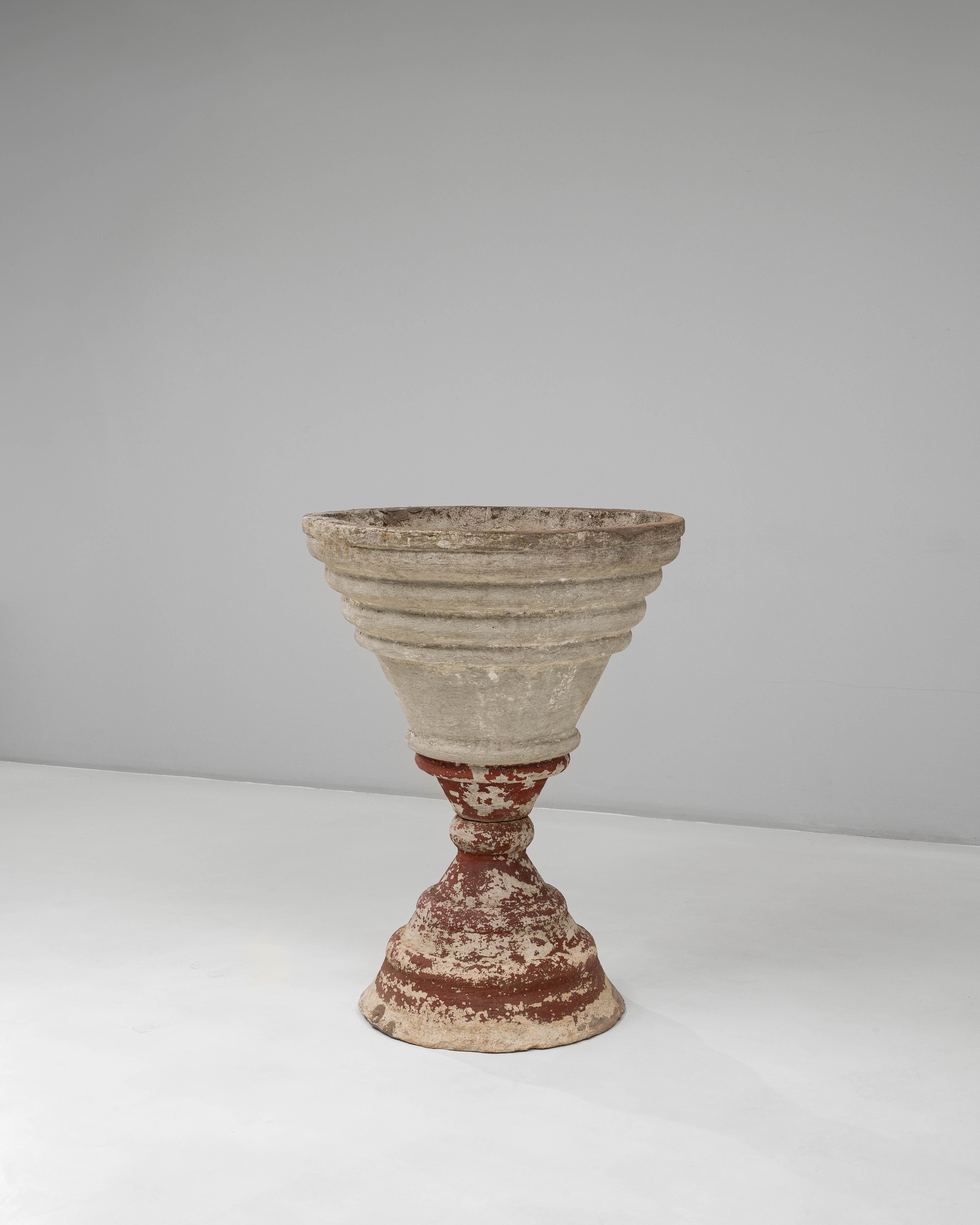 Jardinière en béton en forme d'entonnoir, France, 20e siècle en vente 1