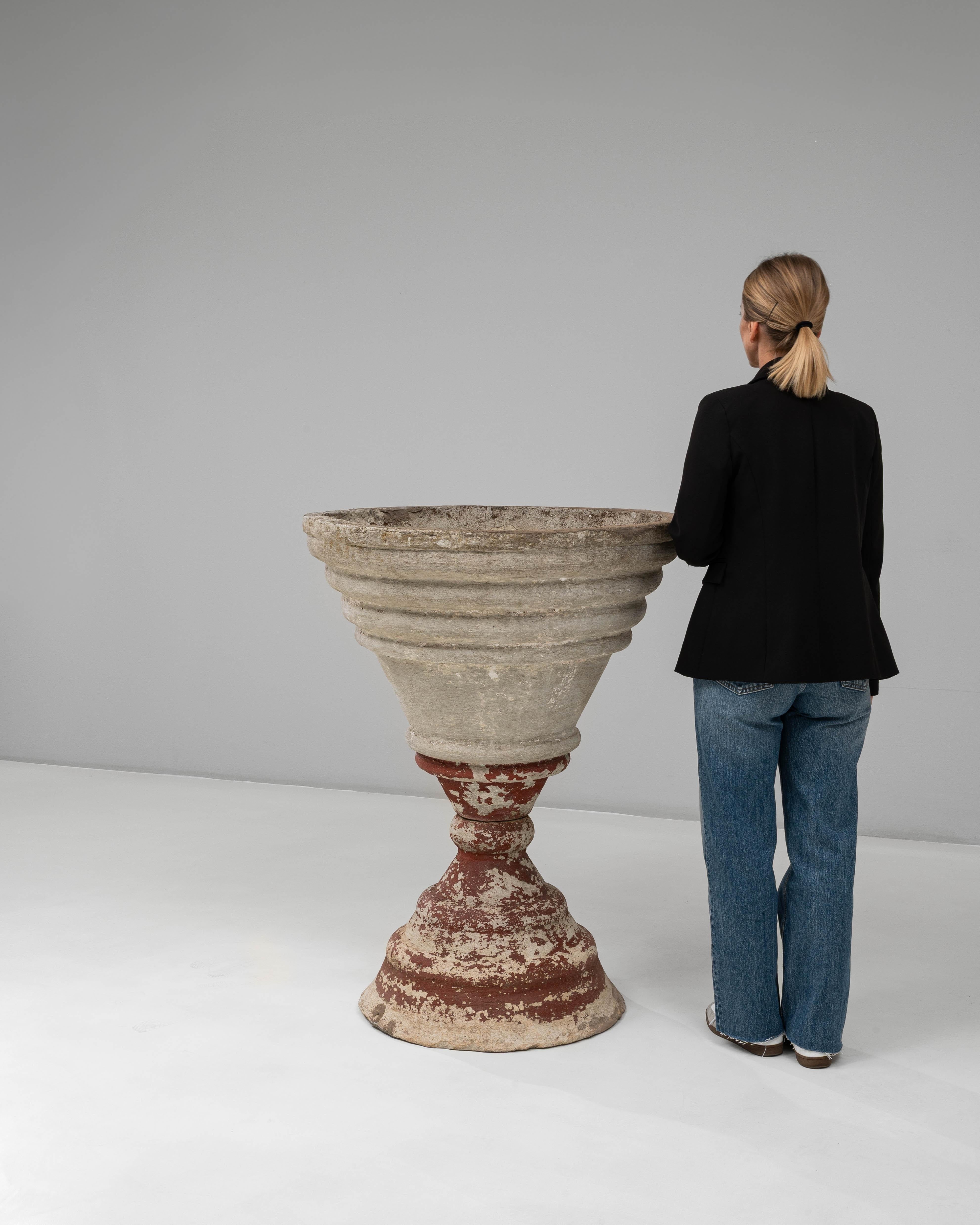 Jardinière en béton en forme d'entonnoir, France, 20e siècle en vente 2