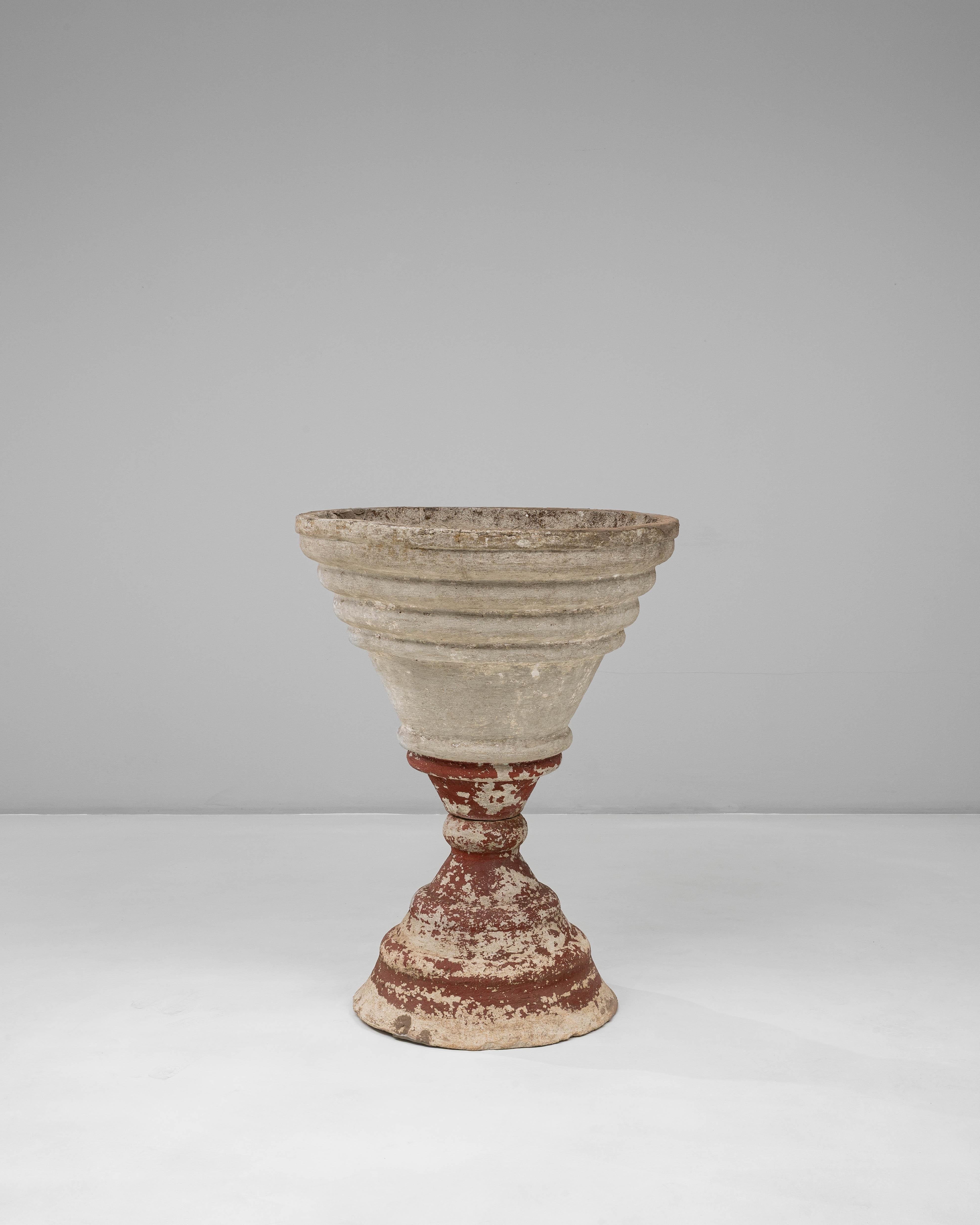 Jardinière en béton en forme d'entonnoir, France, 20e siècle en vente 3