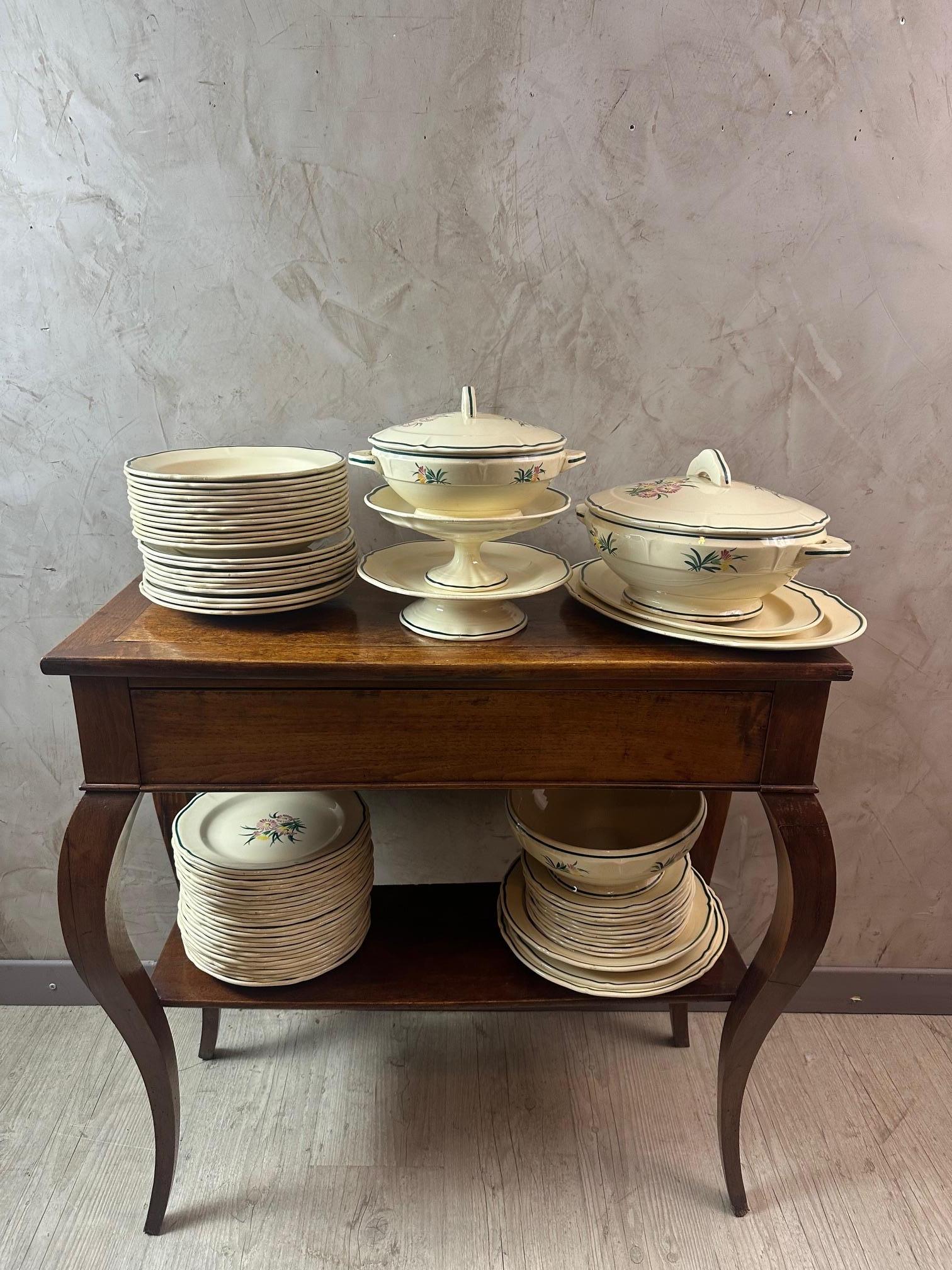 Très beau service de la manufacture de Gien, modèle Butterfly, caractérisé par un bouquet de fleurs coloré peint à la main sur un fond beige datant des années 40-50.
Beaucoup de pièces, quelques éclats sur certaines plaques mais bon état
