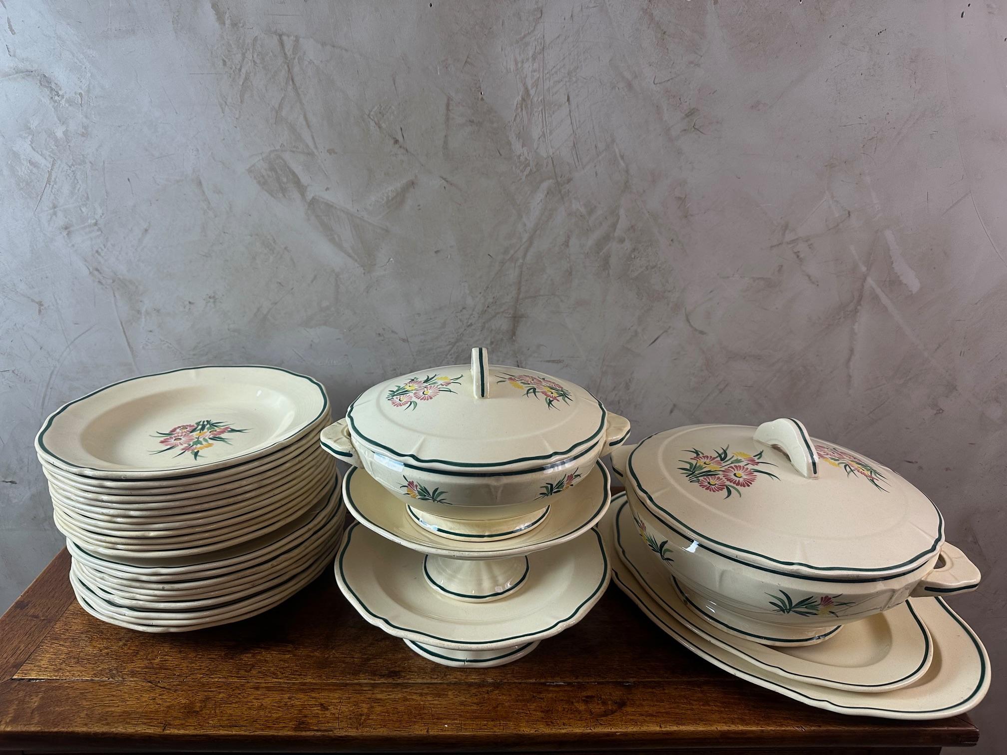 Service peint à la main de la manufacture française de Gien du 20e siècle, années 1940 Bon état - En vente à LEGNY, FR