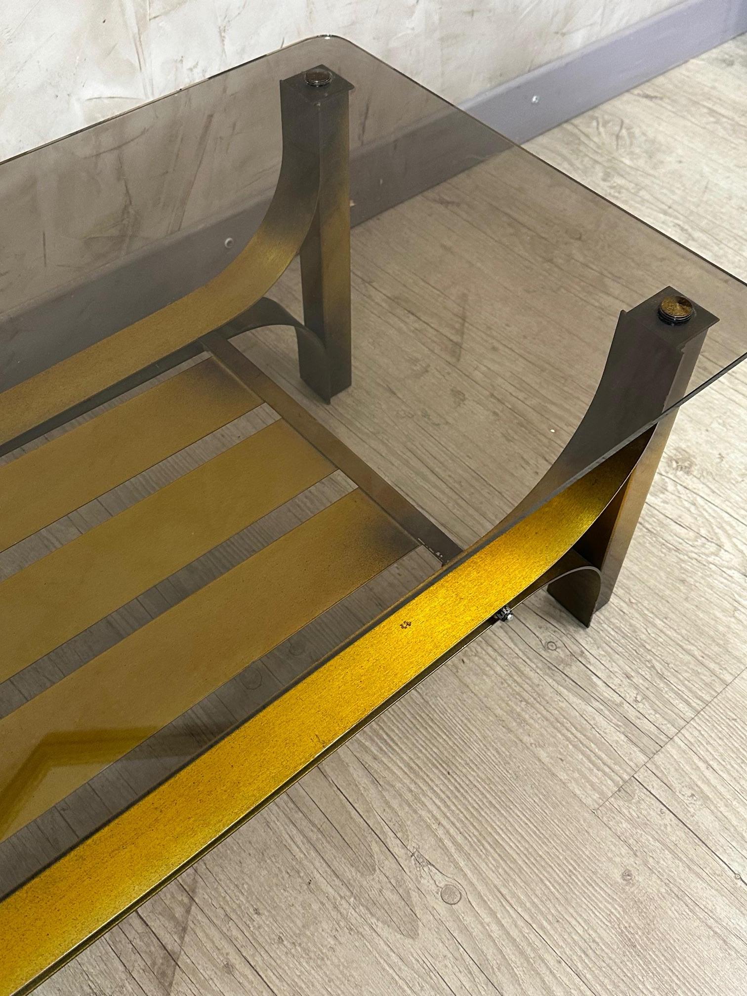 Tavolino da caffè francese in metallo dorato e vetro fumé del XX secolo, anni '70 in vendita 4