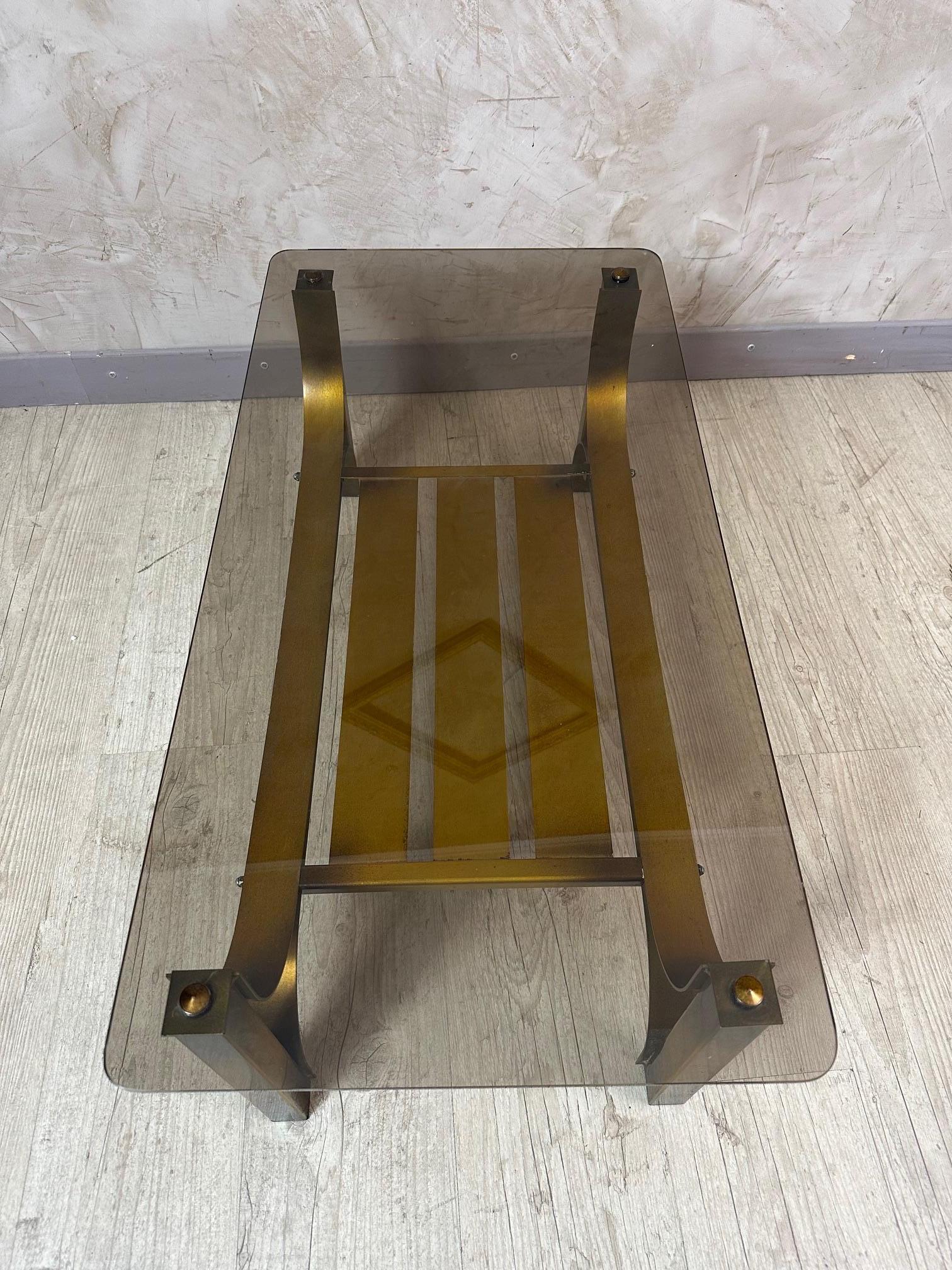 Tavolino da caffè francese in metallo dorato e vetro fumé del XX secolo, anni '70 in vendita 5