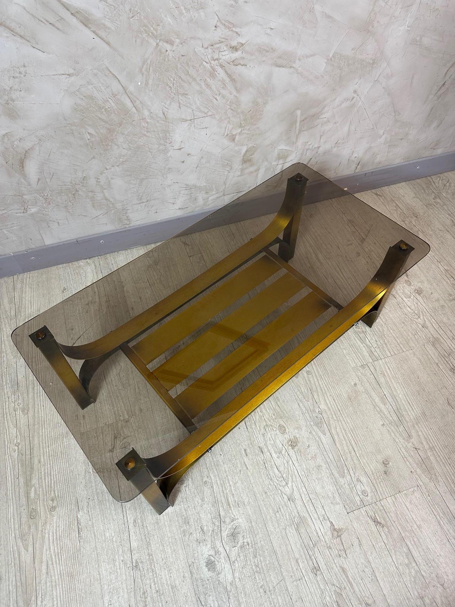 Francese Tavolino da caffè francese in metallo dorato e vetro fumé del XX secolo, anni '70 in vendita
