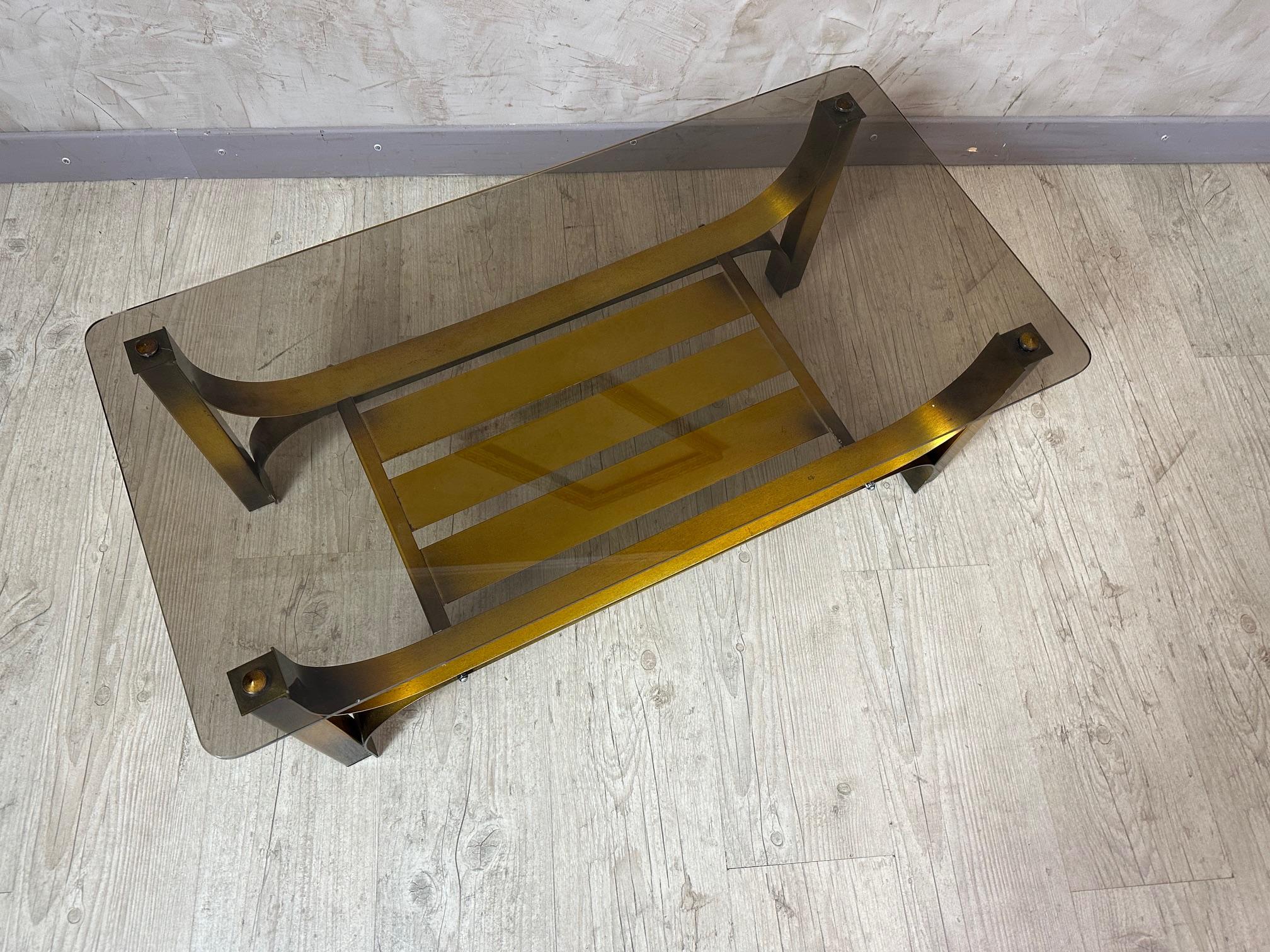 Tavolino da caffè francese in metallo dorato e vetro fumé del XX secolo, anni '70 In condizioni buone in vendita a LEGNY, FR