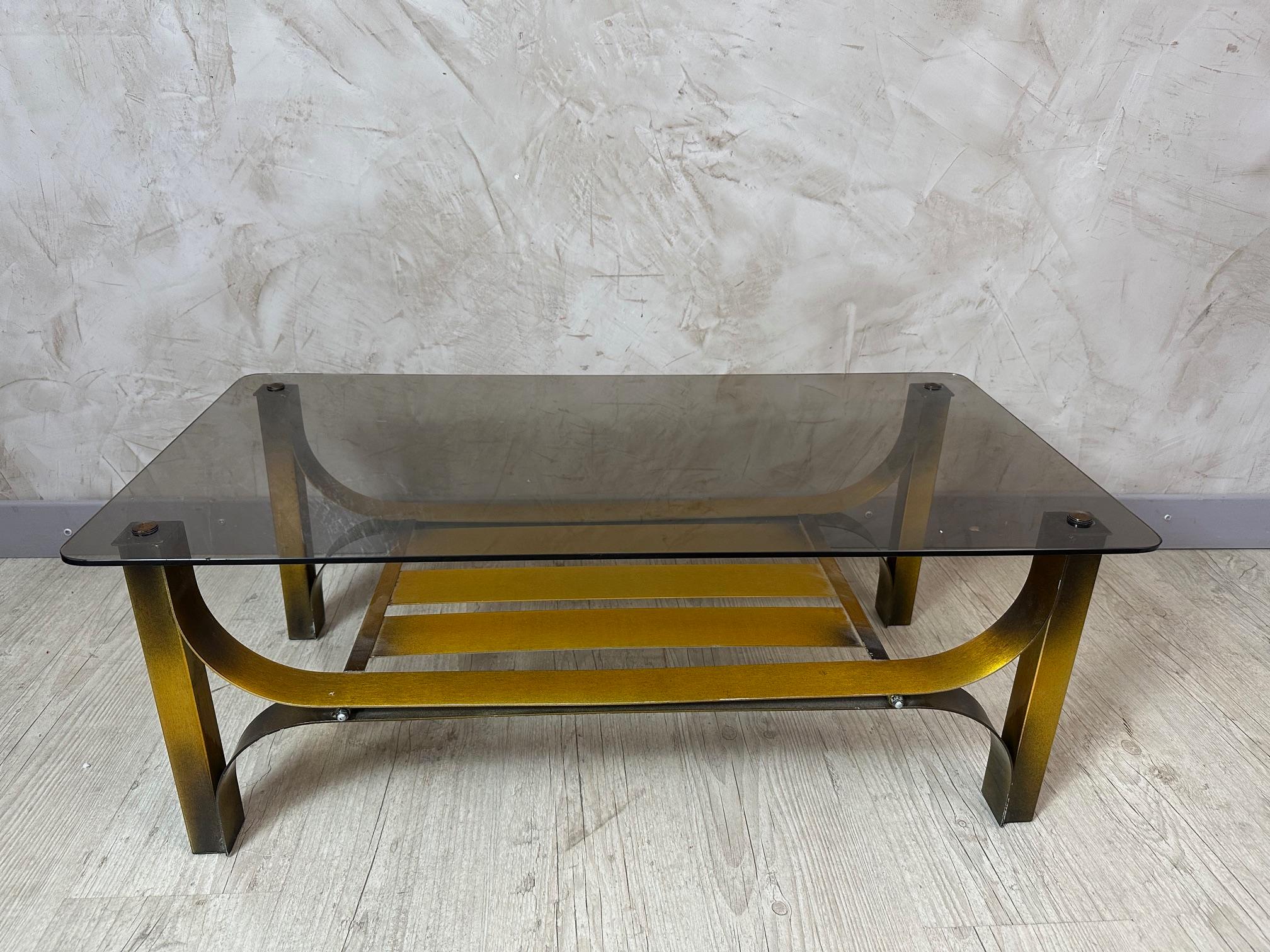 Metallo Tavolino da caffè francese in metallo dorato e vetro fumé del XX secolo, anni '70 in vendita