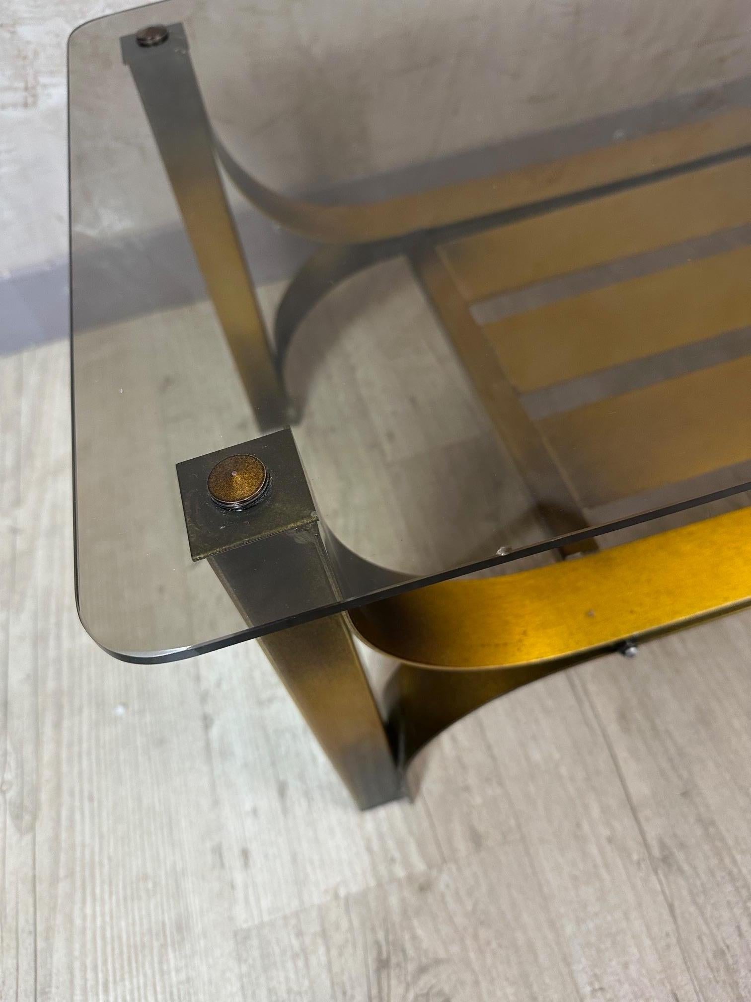 Tavolino da caffè francese in metallo dorato e vetro fumé del XX secolo, anni '70 in vendita 1