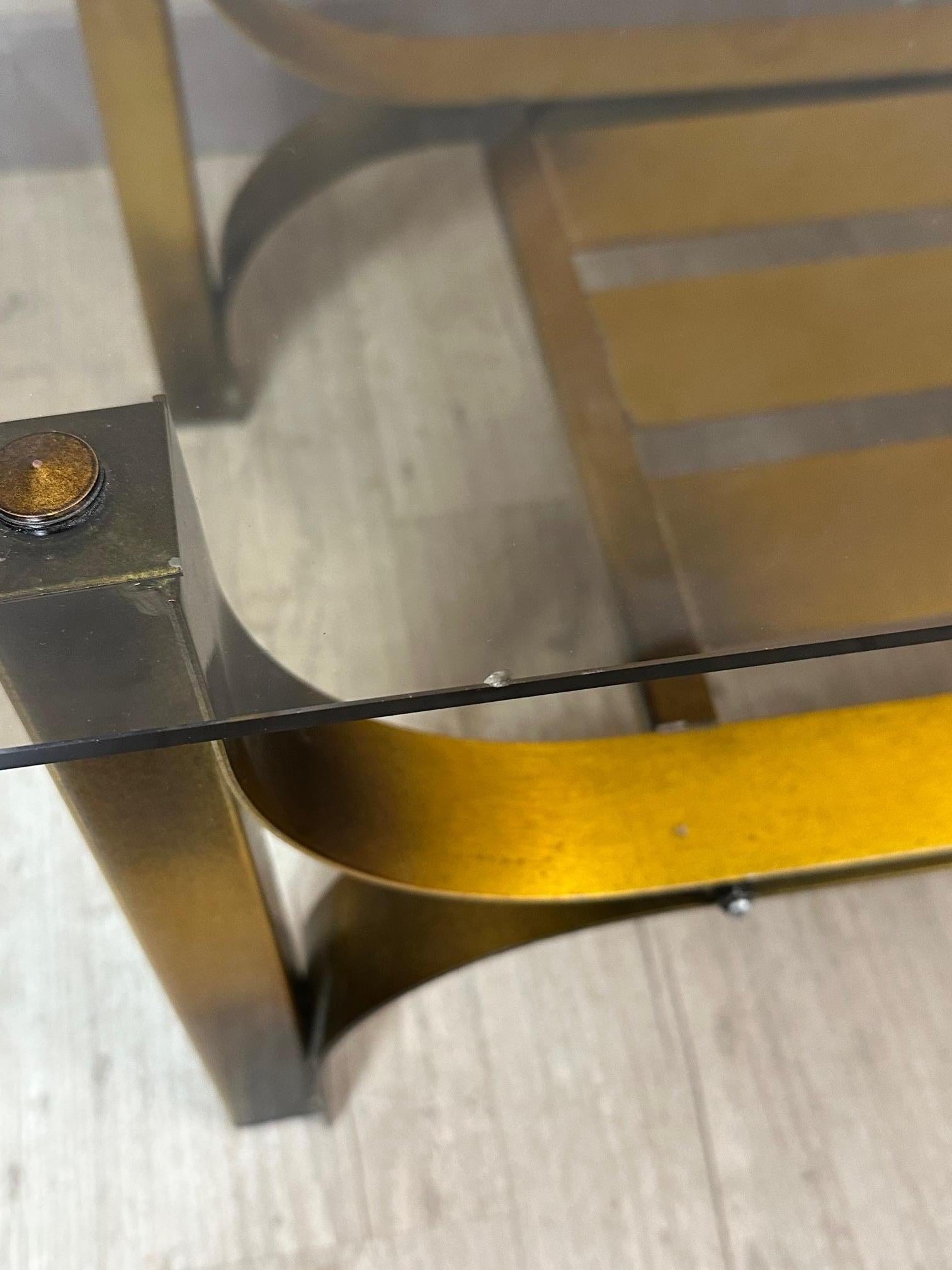 Tavolino da caffè francese in metallo dorato e vetro fumé del XX secolo, anni '70 in vendita 2