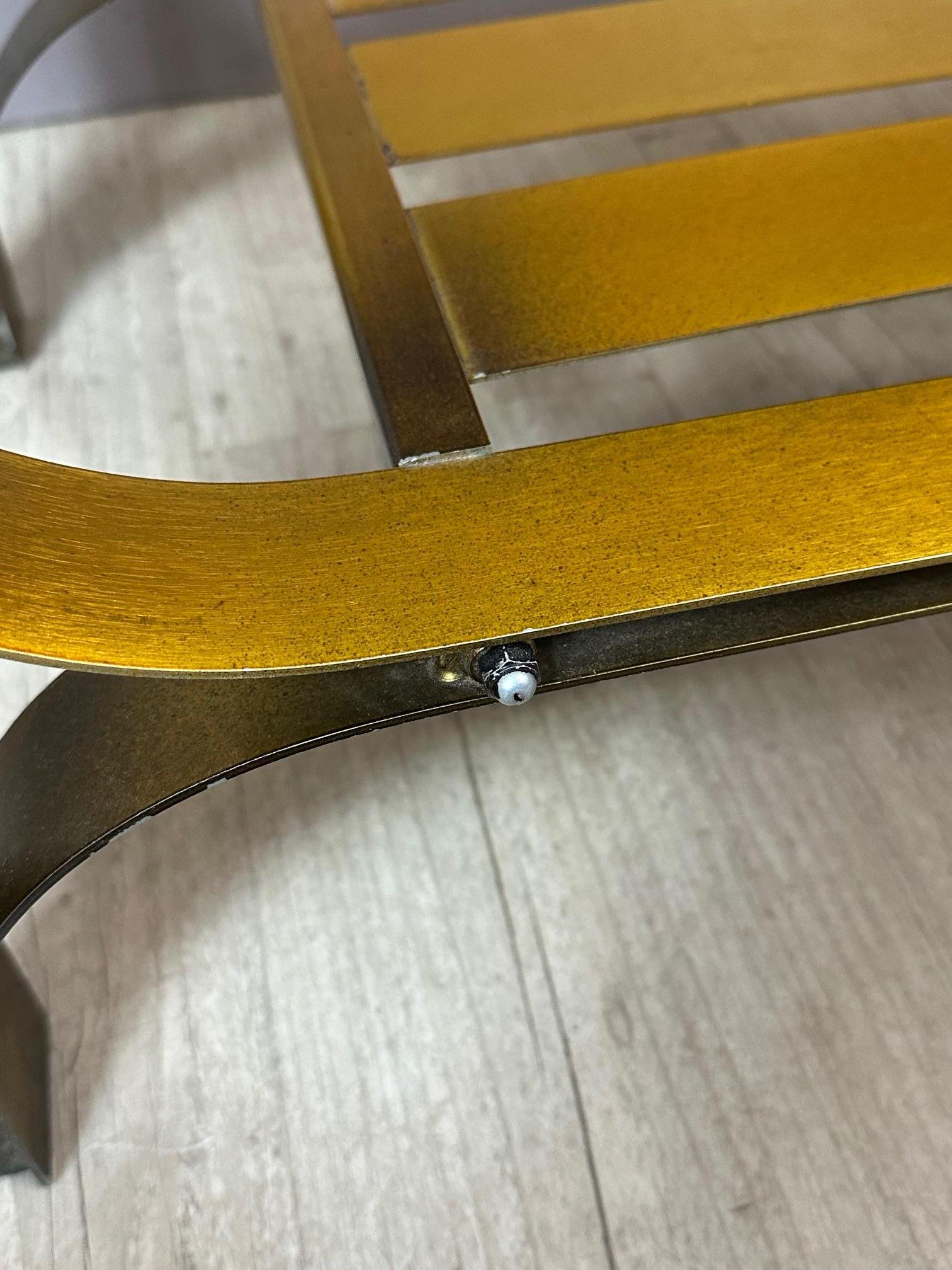 Tavolino da caffè francese in metallo dorato e vetro fumé del XX secolo, anni '70 in vendita 3