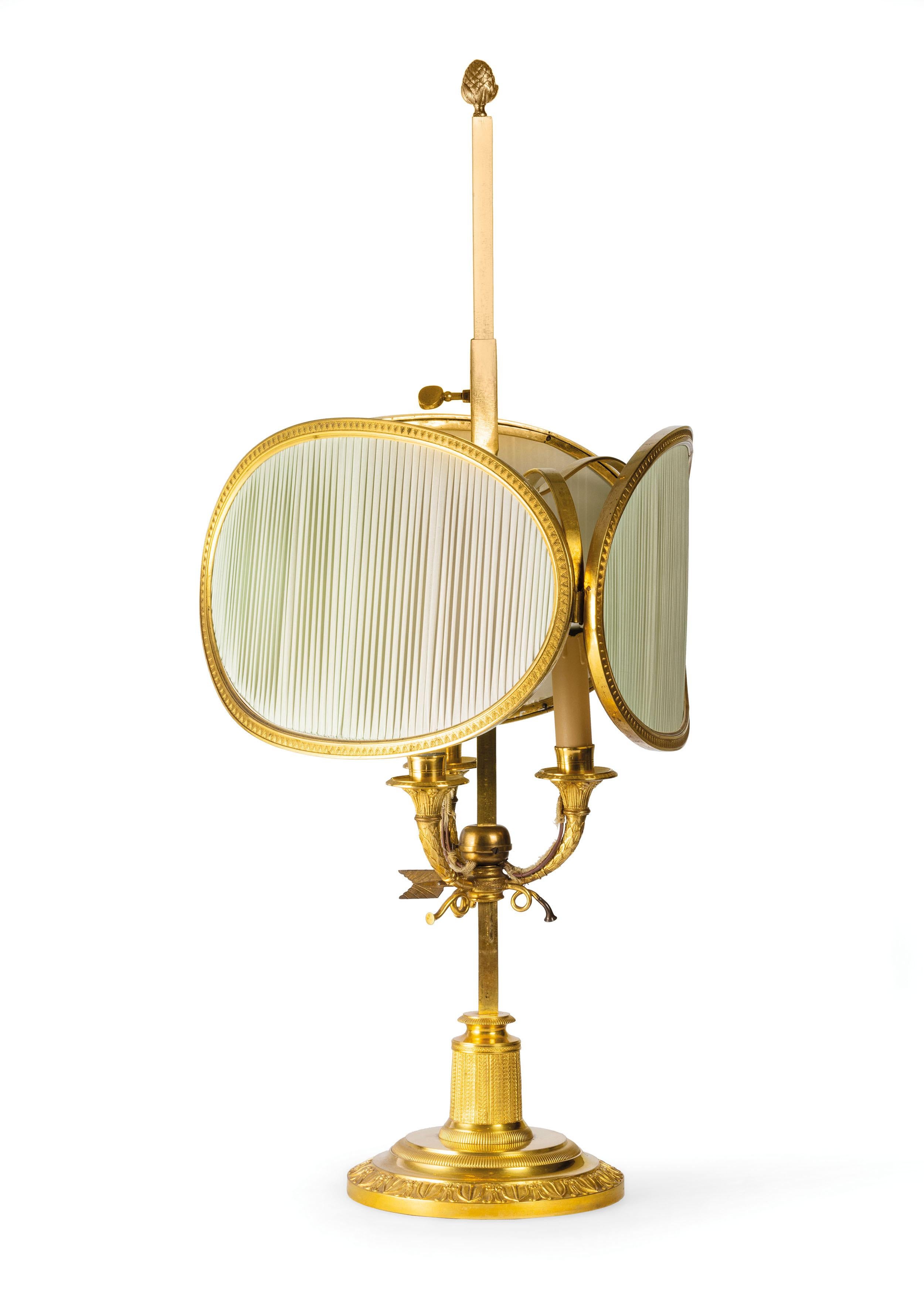 Lampe Buillotte en bronze doré, France, 20e siècle 
Cette élégante lampe de table modèle buillotte a été fabriquée en France vers le début du XXe siècle, de goût classique avec des éléments décoratifs inspirés des styles Louis XVI et Empire. La