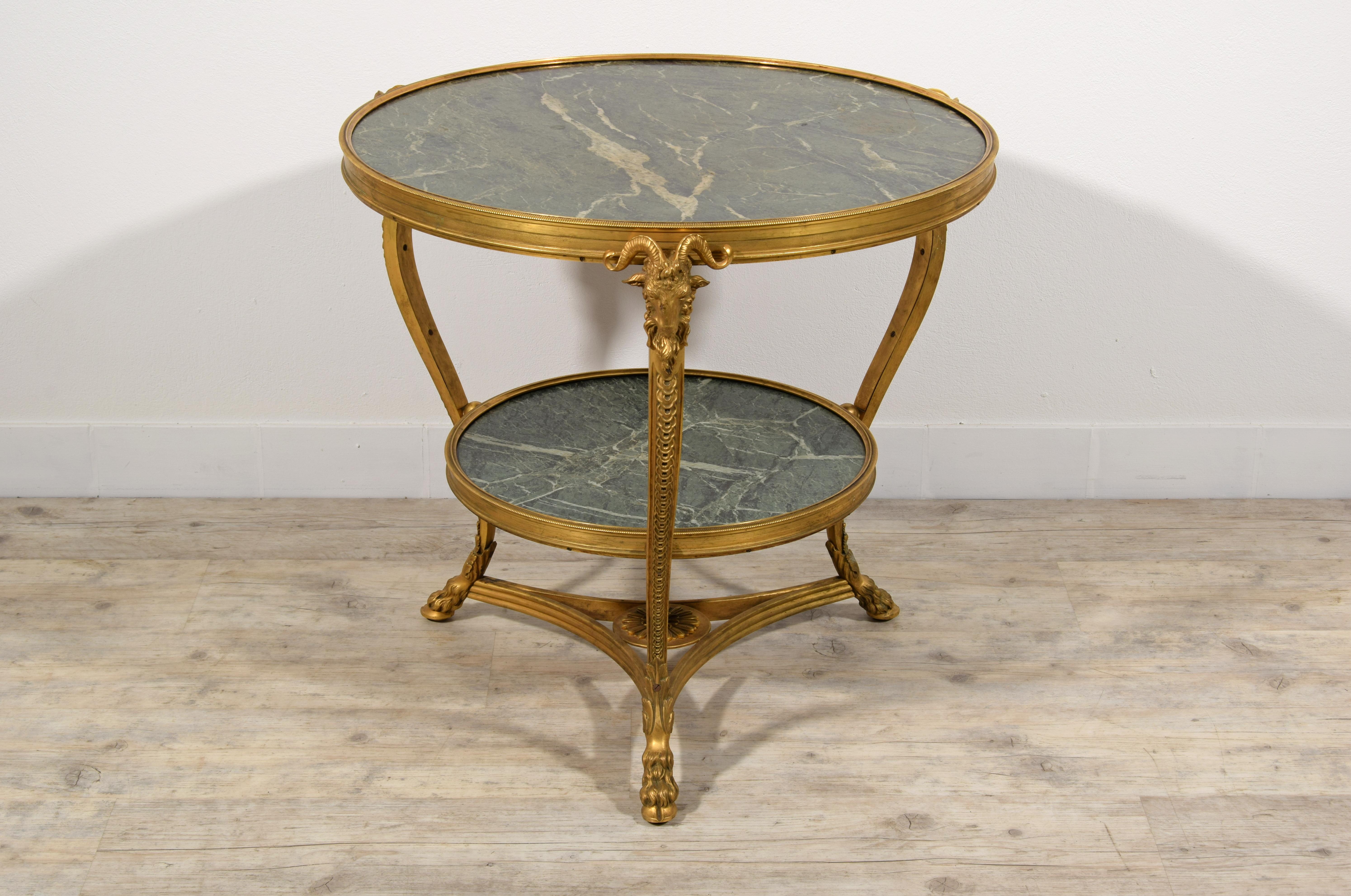 20th century, French gilt bronze coffee table with marble tops
This table was made in France between the end of the 19th century and the beginning of the 20th century. It consists of a gilded bronze structure finely chiselled with elements of