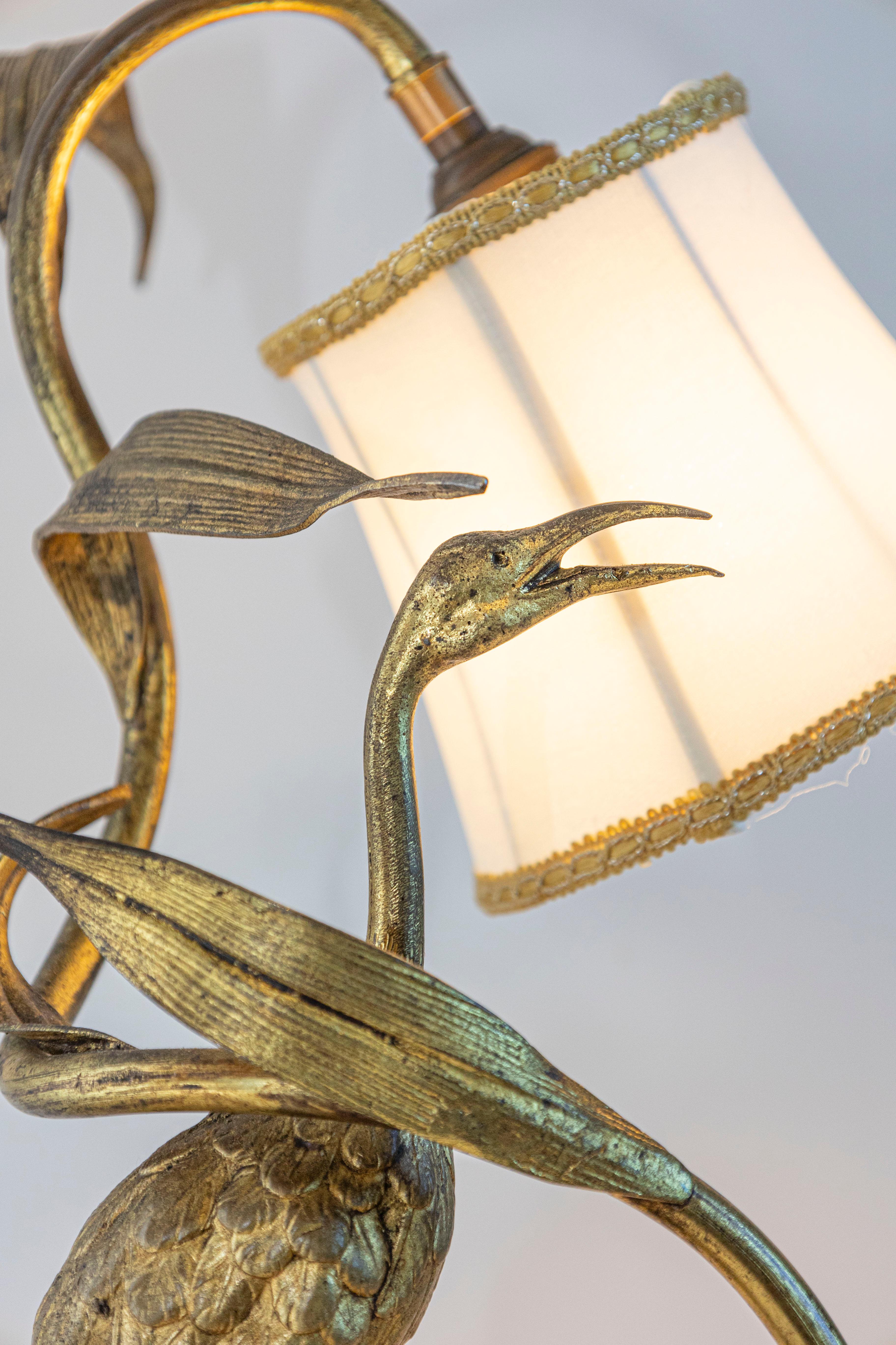 Français Lampe héron française du 20e siècle avec motif de feuilles et abat-jour en soie en vente