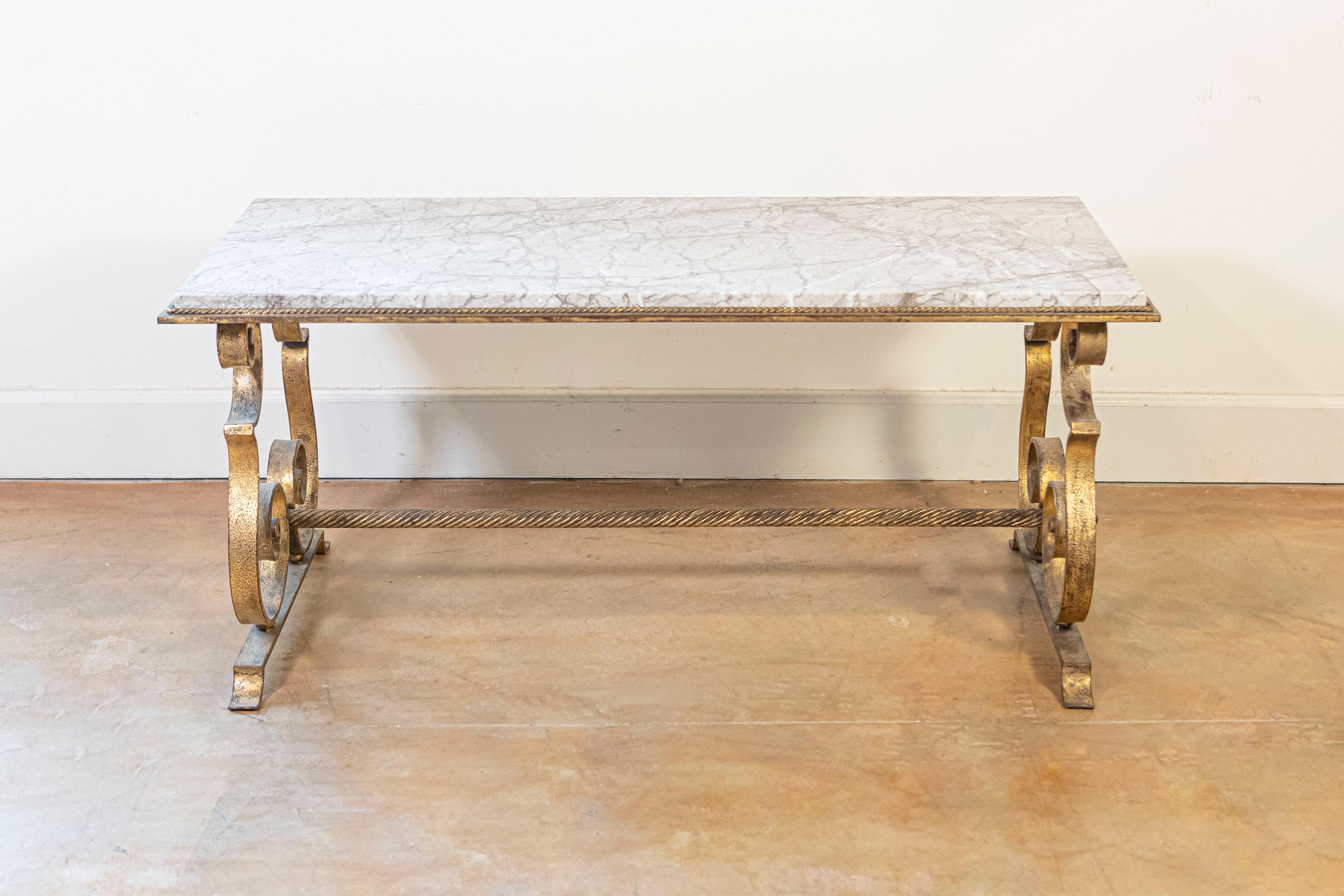 Néo-classique Table basse en fer doré et marbre du 20e siècle en vente