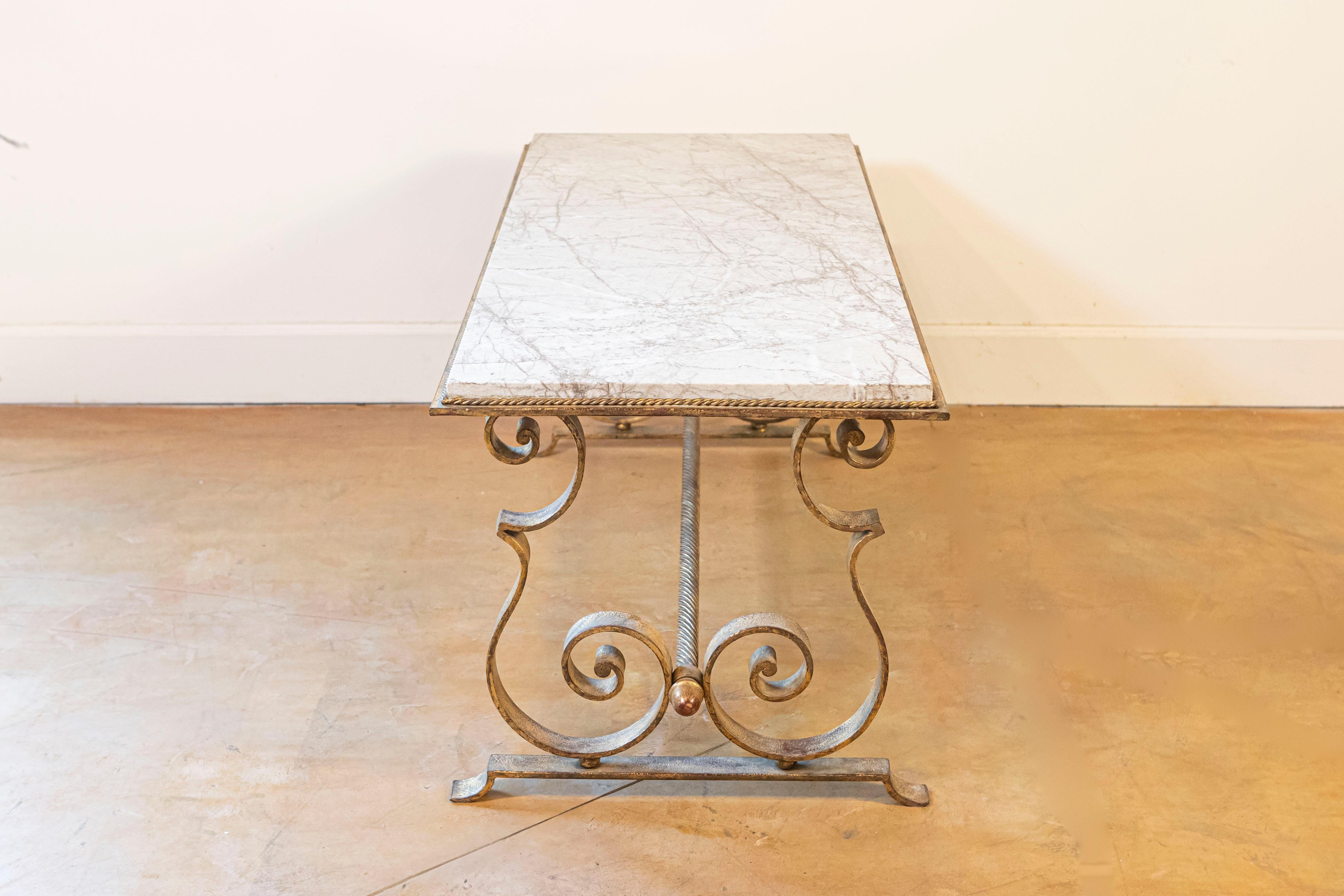 Forgé Table basse en fer doré et marbre du 20e siècle en vente