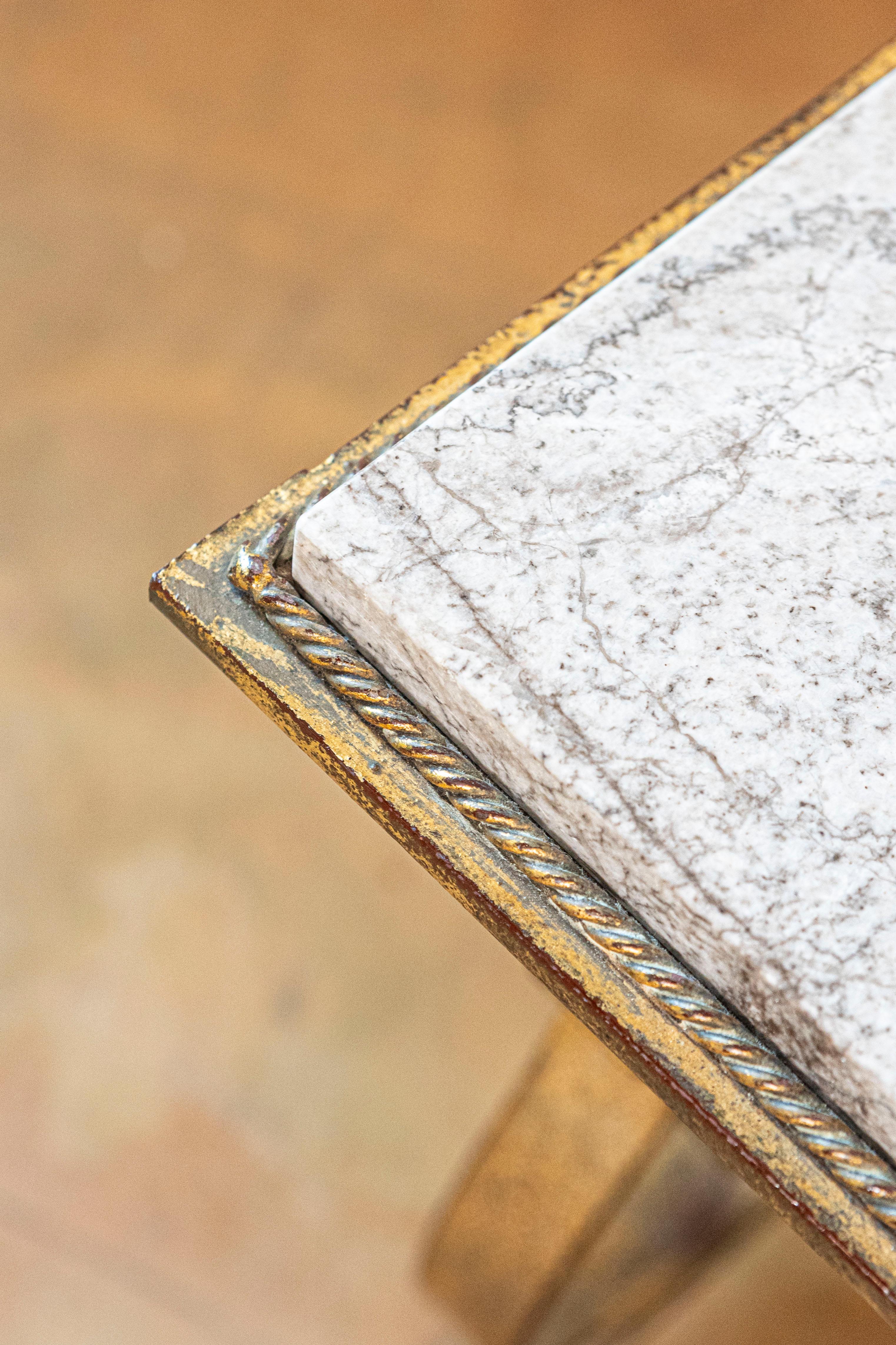 Table basse en fer doré et marbre du 20e siècle Bon état - En vente à Atlanta, GA