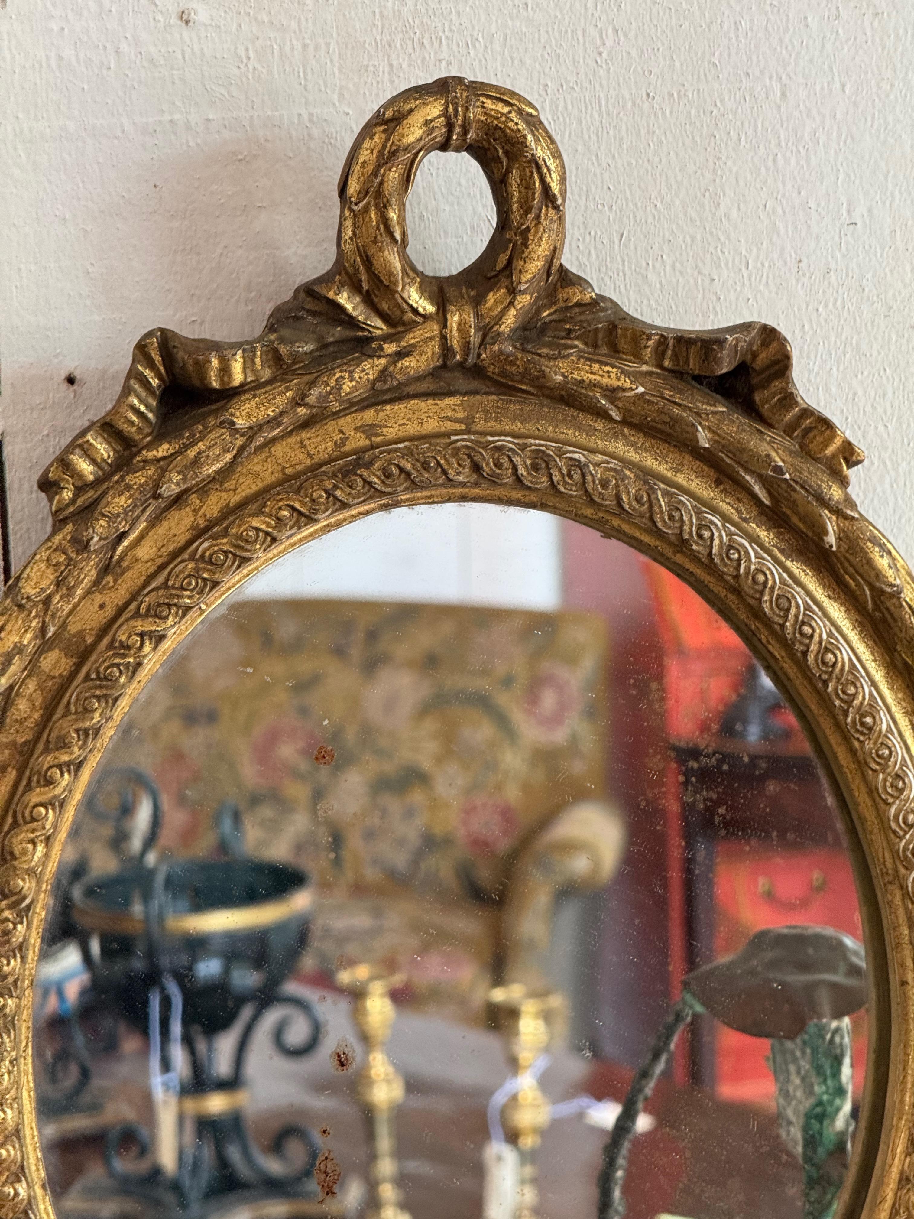 Francese Specchio ovale dorato francese del XX secolo con stemma a nastro in vendita