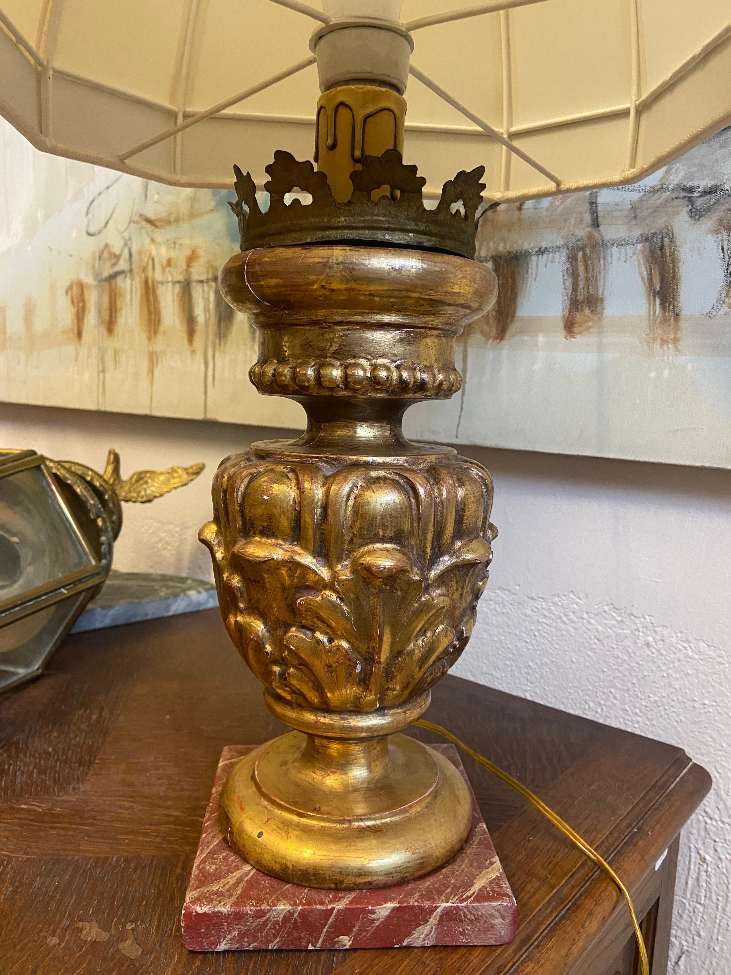 Baroque Lampe de table du 20e siècle en bois doré sculpté à la main avec abat-jour blanc en vente