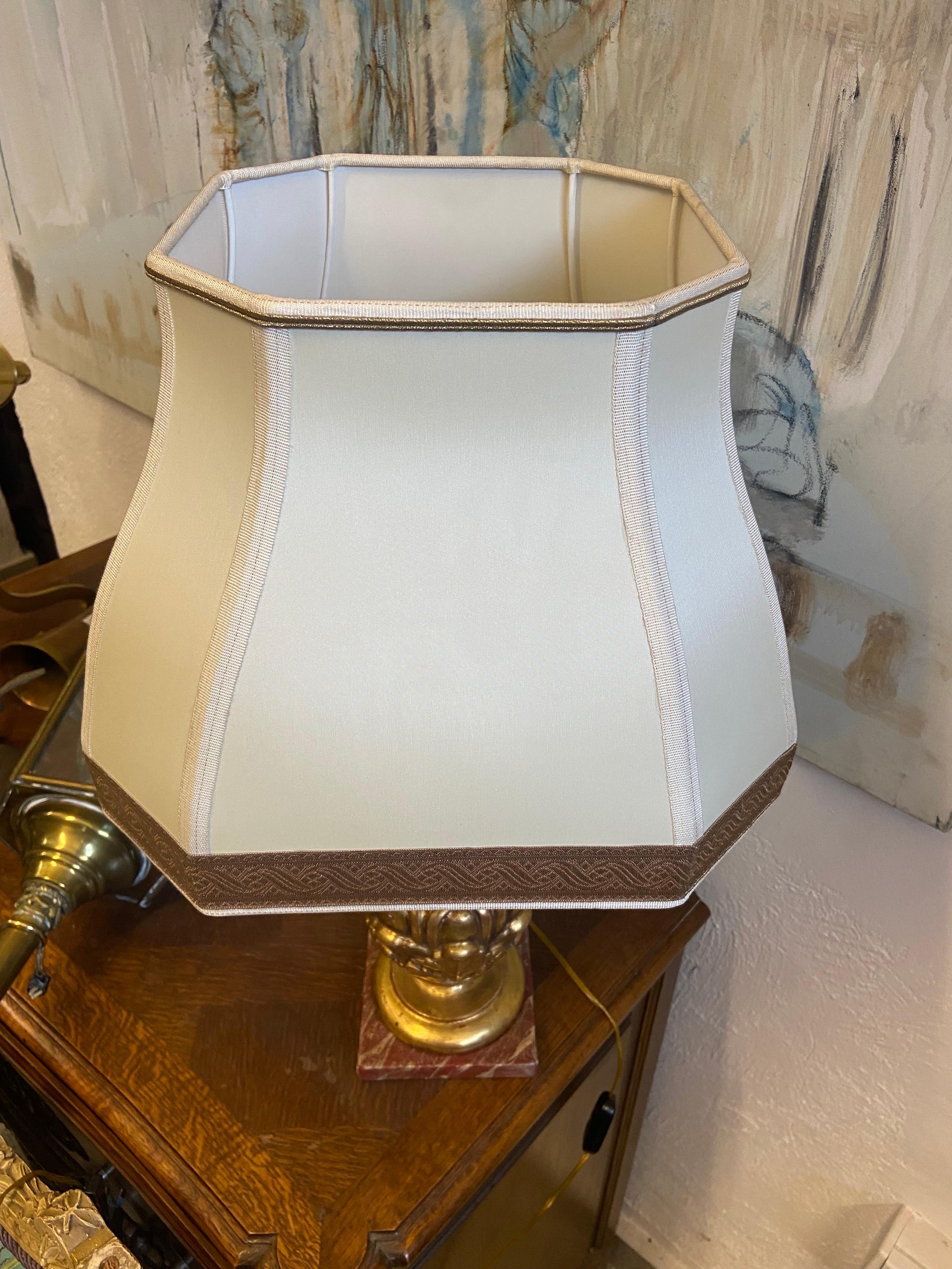 Français Lampe de table du 20e siècle en bois doré sculpté à la main avec abat-jour blanc en vente