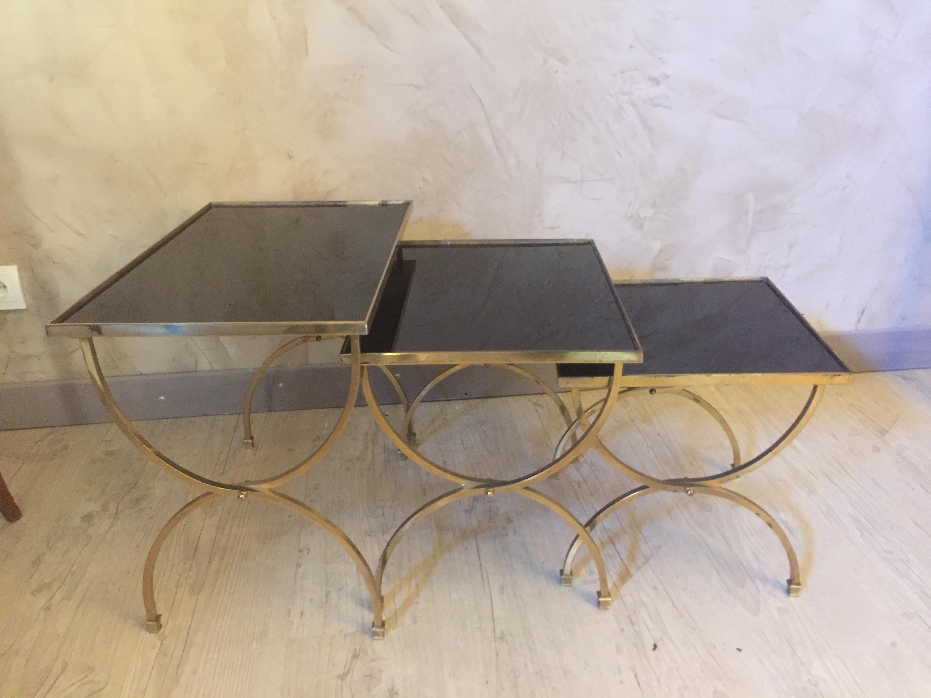 Beautiful 20th century French gilted brass nesting table from the 1950s.
Black glass removable. Nice rounded base.