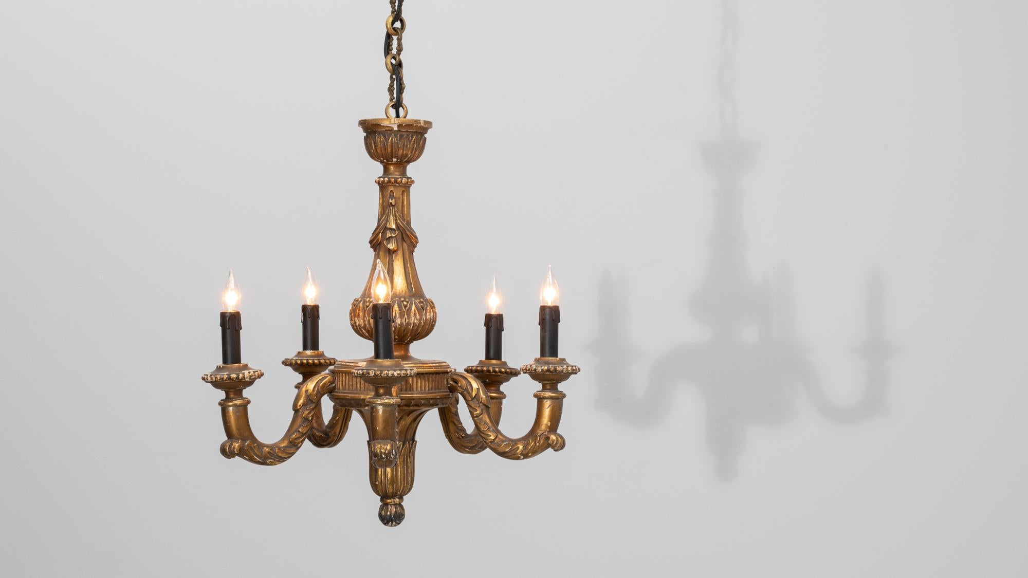 Lámpara francesa de cuatro luces de madera dorada del siglo XX con brazos de acanto tallados en venta 5