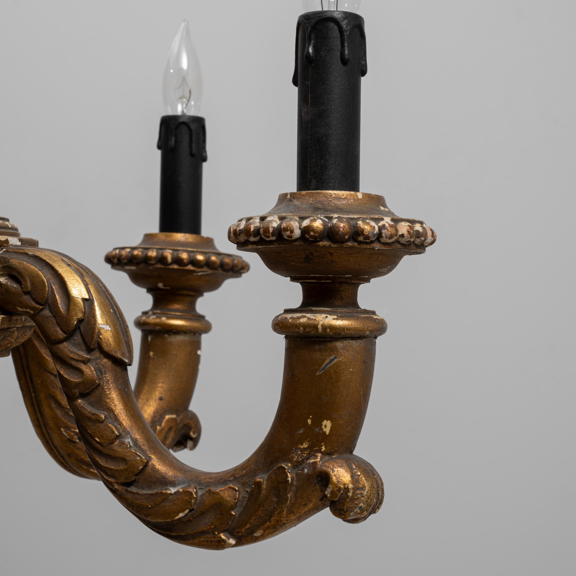 Lámpara francesa de cuatro luces de madera dorada del siglo XX con brazos de acanto tallados en venta 6