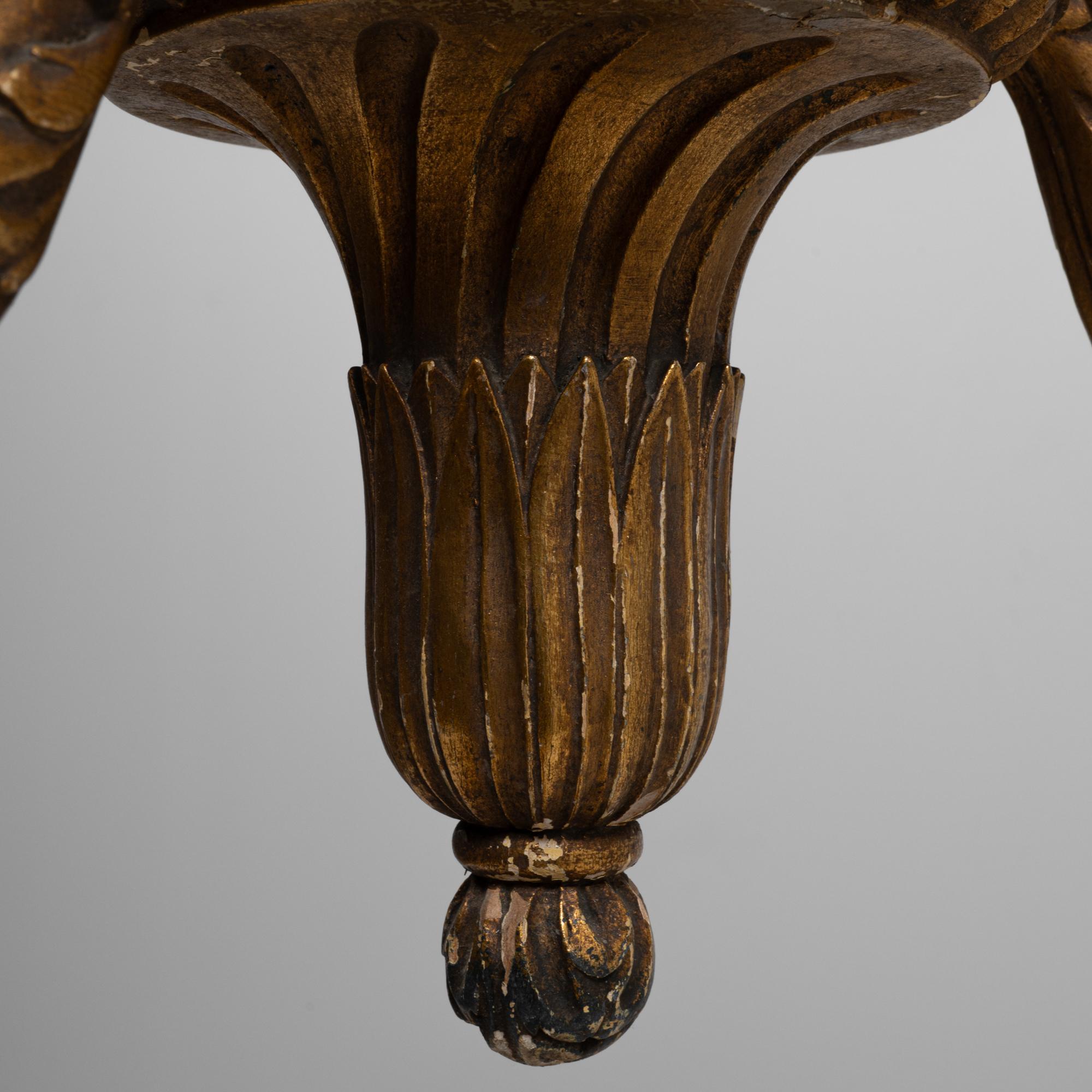 Lámpara francesa de cuatro luces de madera dorada del siglo XX con brazos de acanto tallados en venta 7