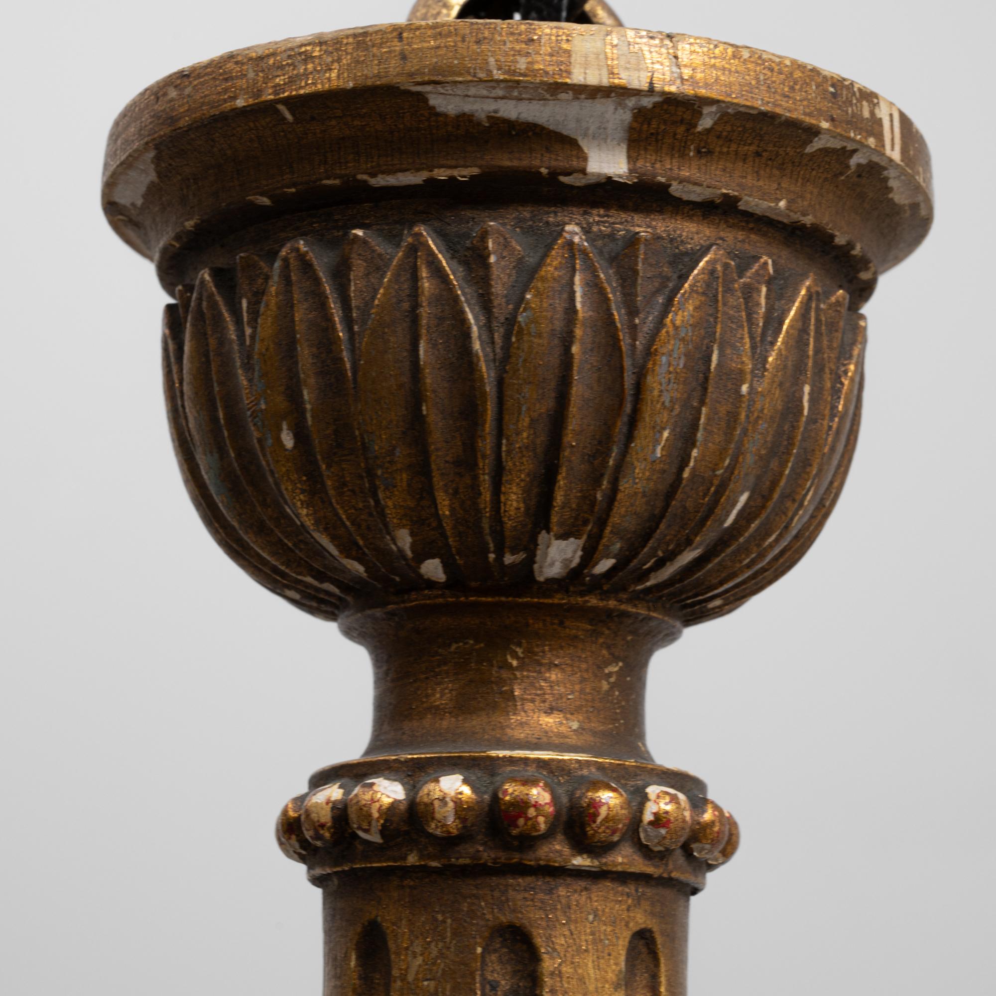 Lámpara francesa de cuatro luces de madera dorada del siglo XX con brazos de acanto tallados en venta 8